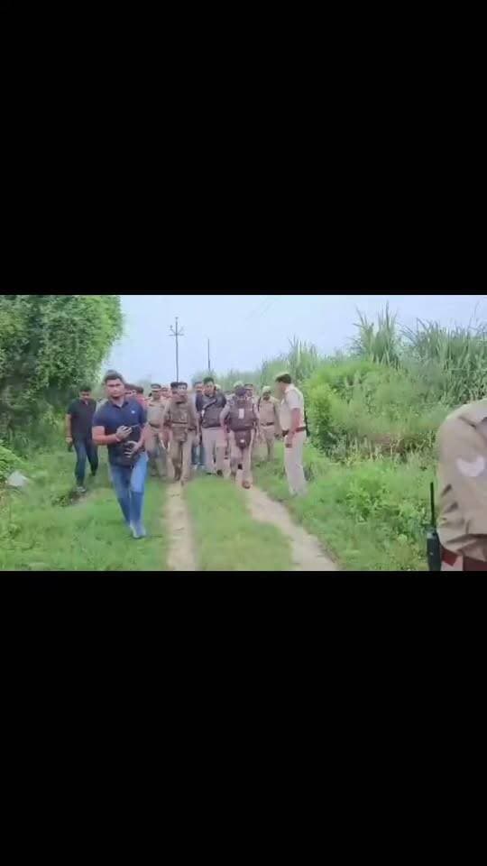 अंकित बालियान हत्याकांड में UP पुलिस का बड़ा एक्शन: शामली में 50-50 हजार के दो इनामी शूटर एनकाउंटर में ढेर 🚨 हरियाणवी सिंगर और यूट्यूबर अंकित बालियान की हत्या के मामले में शामली पुलिस को बड़ी कामयाबी मिली है। सोमवार सुबह औद्योगिक थाना क्षेत्र में हुई भीषण मुठभेड़ के दौरान पुलिस ने हत्या में शामिल दो इनामी शूटरों सुमित और मोहित (निवासी सोनीपत, हरियाणा) को मार गिराया। सोशल मीडिया पोस्ट का मुख्य विवरण: मुठभेड़ और कार्रवाई: मुखबिर की सटीक सूचना पर पुलिस ने बाइक सवार दोनों आरोपियों की घेराबंदी की। बदमाशों द्वारा पुलिस पर की गई फायरिंग के बाद हुई जवाबी कार्रवाई में करीब 20 राउंड गोलियां चलीं, जिसमें दोनों शूटर गंभीर रूप से घायल हुए और अस्पताल में डॉक्टरों ने उन्हें मृत घोषित कर दिया। 5 दिन पहले हुई थी हत्या: जिम के बाहर अंकित बालियान पर 18 राउंड ताबड़तोड़ फायरिंग कर हत्या की गई थी। इस मामले में दोनों मृतक शूटरों पर 50-50 हजार रुपये का इनाम घोषित था। गैंगस्टर कनेक्शन की जांच: वारदात के बाद गोगी गैंग से जुड़े पोस्ट और एक अन्य सिंगर द्वारा हत्या की जिम्मेदारी लेने का दावा किया गया था। पुलिस इन एंगल पर भी बारीकी से जांच कर रही है। फरार आरोपियों की तलाश: हत्याकांड में शामिल दो अन्य आरोपी सत्यम और आर्यन अभी फरार हैं, जिनकी गिरफ्तारी के लिए पुलिस की कई टीमें दबिश दे रही हैं। #ankitbalyan #shamliencounter #UPPolice #haryanvisinger #shamli #UPCrime