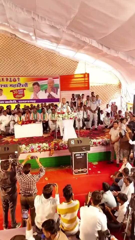 जो लोग कहते हैं कि अशोक गहलोत का दौर गुजर गया है, उन्हें प्रतापगढ़ में बिना किसी चुनावी माहौल के अशोक गहलोत को देखने उमड़ी इस भीड़ को जरूर देखना चाहिए।
वाकई, यह जनसैलाब बहुत कुछ कहता है और उस चर्चित कथन की याद दिलाता है—
“मैं तो कुर्सी छोड़ना चाहता हूँ, मगर कुर्सी मुझे छोड़ना नहीं चाहती है।”