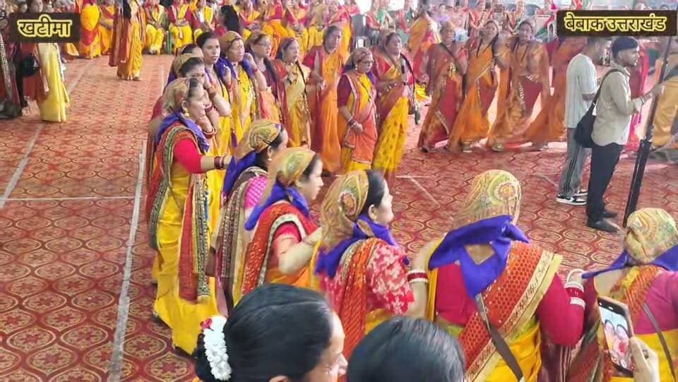 ✍️✍️
#खटीमा में जब गुजराती डांडिया महोत्सव का आयोजन होना शुरू हुआ था तो मेरे मन में अक्सर विचार आता था,,,
पर्वतीय समाज आखिर कब अपनी संस्कृति संरक्षण हेतु जागेगा,,✍️
आखिर कब पर्वतीय संस्कृति संरक्षण,लोक कला परंपराओं भाषा संरक्षण पर आधारित आयोजन होंगे,,
क्यों ना खटीमा में छलिया महोत्सव हो, मांगलिक कार्यक्रमों में बुजुर्ग महिलाओं द्वारा गाए जाने वाले परम्परागत गीत को आगे बढ़ाया जाय,पर्वतीय भाषाओं में युवा पीढ़ी के मध्य संवाद हो✍️✍️
लेकिन इस दिशा में लोग आगे नहीं आ पाए ,या किसी ने हिम्मत नहीं की,,
यह प्रयास सिर्फ कौतिक के दौरान ही कुछ बहुत नजर आया,,,
लेकिन देर में ही सही लेकिन जिला पंचायत सदस्य रीता कफलिया जी ने अपनी महिला टोली के साथ खटीमा में एक प्रयास किया,,,
झोड़ा चांचरी खेल महोत्सव के आयोजन को लेकर,,
जिसकी हम सब को सराहना करनी चाहिए,, ✍️
में देखता हूं की खटीमा में डांडिया महोत्सव को लेकर जो जुनून लोगों में मुझे दिखता है,,
भारी संख्या में इन कार्यक्रमों के स्पॉन्सर्स भी दिखते है,,
लेकिन उत्तराखंड की संस्कृति को आगे बढ़ाने के लिए आयोजित होने वाले कार्यक्रम,गीत भाषा बोली संवर्धन के कार्यक्रमों को सहेजने हेतु आयोजित कार्यक्रमों में लोग आखिर क्यों खुल कर नहीं आते,,,✍️✍️
आपको आगे आना होगा,,✍️
देवभूमि की संस्कृति भाषा परम्पराओं को अगर आप जीवित रख पाए,
तभी हमारे बुजुर्गों द्वारा सदियों से सहेजी हमारे परंपराए संस्कृति
हमारी नई पीढ़ी में हस्तांतरित होगी,,,,,✍️✍️
आइए हम सब मिल कर देवभूमि संस्कृति संरक्षण के इस अभियान का हिस्सा बने ,,
एक बार पुनः झोड़ा चांचरी खेल महोत्सव में उत्साह पूर्वक शामिल हुई मातृ शक्ति एवं आयोजकों को साधुवाद,,,,✍️✍️
जय उत्तराखंड 🙏
जय देवभूमि🙏
बेबाक उत्तराखंड #डिजिटल ✍️✍️✍️