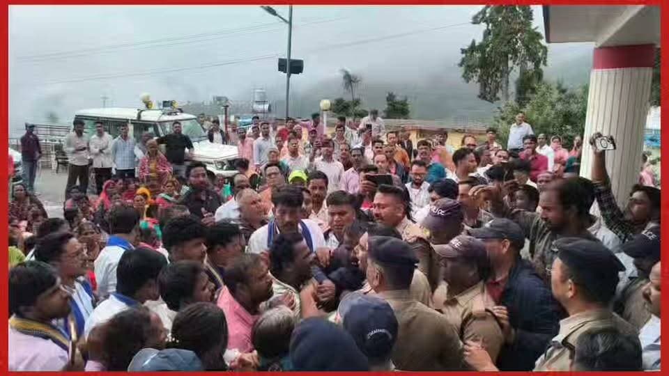 #केतन लाल प्रकरण में उसके परिजनों, स्थानीय लोगों और भीम आर्मी ने #नई टिहरी स्थित #डीएम कार्यालय के बाहर प्रदर्शन किया। उनकी मांग यह रही कि केतन हत्याकांड में शामिल अन्य आरोपियों की गिरफ्तारी और डीएनए रिपोर्ट को सार्वजनिक किया जाए।