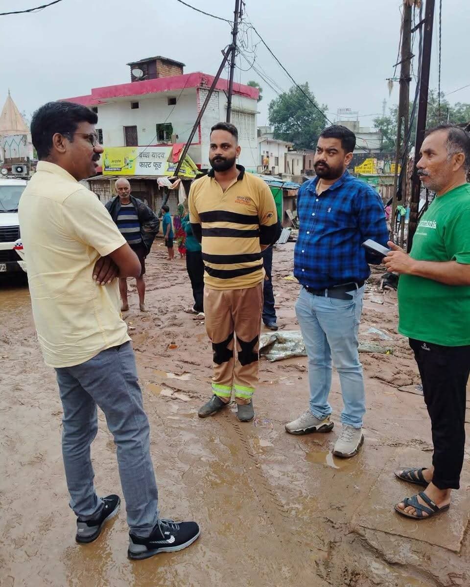 कलेक्टर #सतना डॉ सतीश कुमार एस चित्रकूट में रहकर मंदाकिनी नदी की बाढ़ प्रभावित क्षेत्र में कर रहे निगरानी। मंदाकिनी नदी के जलस्तर का निरीक्षण करते हुए कलेक्टर।
CM Madhya Pradesh
Dr Mohan Yadav
#JansamparkMP