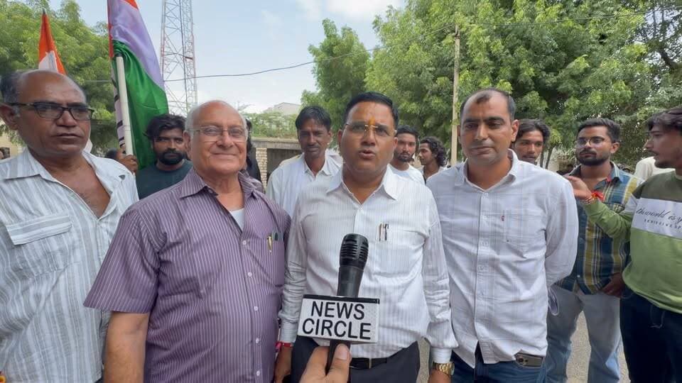 परबतसर नगर पालिका चुनाव में आज नामांकन का आखिरी दिन रहा। कांग्रेस पार्टी से वरिष्ठ नेता श्री रमेश जी बोहरा और हाल ही में भाजपा से कांग्रेस में आए पूर्व चेयरमैन पंकज पुरोहित ने अपना नामांकन दाखिल किया। नामांकन के बाद दोनों नेताओं ने नगर पालिका चुनाव को लेकर क्या कहा? सुनिए मीडिया के सामने दिए बयान।