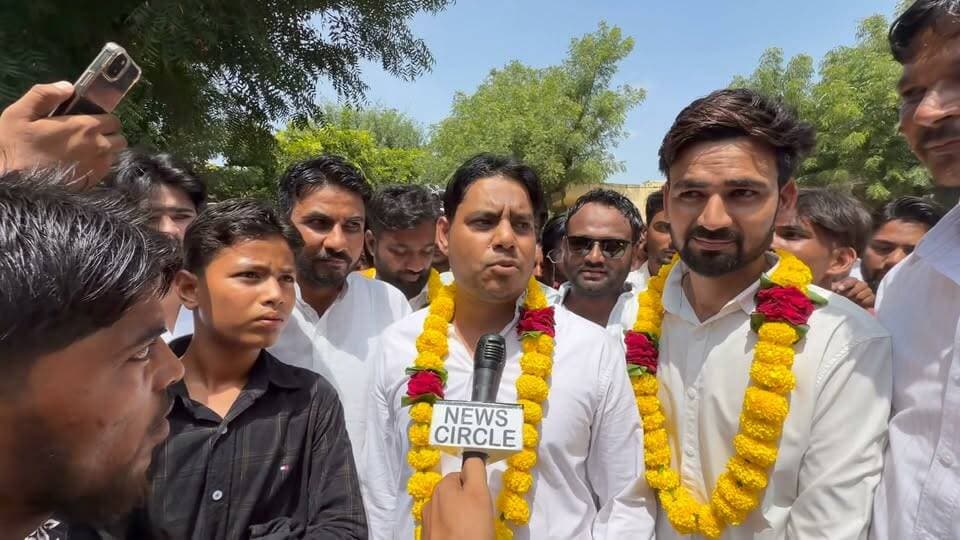 परबतसर नगरपालिका चुनाव में आज नामांकन का आखिरी दिन है और दोपहर 3 बजे तक नामांकन का दौर जारी रहेगा। भाजपा और कांग्रेस ने अभी तक अपने 25 वार्डों के प्रत्याशियों की आधिकारिक सूची सार्वजनिक नहीं की है, लेकिन मैदान में दावेदार अपने-अपने समर्थकों के साथ नामांकन के लिए पहुंच रहे हैं। इसी बीच युवा जैन जी भी बड़ी संख्या में समर्थकों के साथ कांग्रेस के बैनर तले नामांकन के लिए पहुंचे। पार्टी की आधिकारिक सूची अभी सामने नहीं आई है, लेकिन युवा जैन जी खुद कांग्रेस से टिकट मिलने का दावा कर रहे हैं। आखिर उन्होंने क्या कहा—सुनिए उनकी जुबानी।