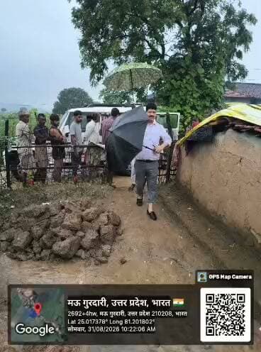 चित्रकूट बाढ़ राहत कार्य अपडेट
मानिकपुर के उपजिलाधिकारी विपिन कुमार द्विवेदी द्वारा सकरोहा, जारो माफी, मऊ गुरदरी, चमरौहा और टिकरिया गांव पहुंचकर मौजूदा स्थिति का निरीक्षण किया। लेखपाल अरबाज सिद्दकी द्वारा ऊचाडीह पंचायत पहुंचकर फसल के नुकसान का आंकलन किया जा रहा । जानकारी के अनुसार सुबह से ही राजस्व कर्मचारी युद्ध स्तर पर उन गांवों में पहुंचे हैं जहां अतिवृष्टि की वजह से फसलों को नुकसान हुआ है। डीएम के कड़े निर्देश पर PWD विभाग ने कसी कमर, टिकरिया के पास बह गई पुलिया को दुरुस्त कर रास्ता क्लियर करने का कार्य युद्ध स्तर पर किया जायेगा , जिन किसानों की फसल का नुकसान हुआ हो वो अपने लेखपाल तक सूचना जरूर पहुंचा दे