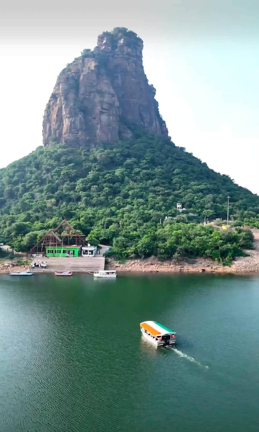 *आवश्यक सूचना 🔔🔊*
मध्य प्रदेश के कैचमेंट क्षेत्र में हो रही लगातार बारिश एवं बाणसागर जलाशय में बढ़ती जल आवक को देखते हुए जलस्तर को निर्धारित सीमा में बनाए रखने के लिए 30 अगस्त 2026 को दोपहर 12 बजे बाणसागर डैम के 06 रेडियल गेट खोले गए थे। जल आवक एवं जलस्तर में वृद्धि को देखते हुए रात 8 बजे 02 अतिरिक्त रेडियल गेट खोलने का निर्णय लिया गया है।
इस प्रकार बाणसागर डैम के कुल 08 रेडियल गेट 02-02 मीटर तक खुले रहेंगे। इन गेटों के माध्यम से लगभग 3277 क्यूमेक्स पानी सोन नदी में छोड़ा जाएगा। जल आवक एवं जलस्तर में और वृद्धि होने की स्थिति में स्पिल ओवर के माध्यम से इससे अधिक मात्रा में भी पानी छोड़ा जा सकता है।
बाणसागर डैम से छोड़ा गया पानी सोन नदी के माध्यम से रोहतास जिले के इंद्रपुरी डैम तक पहुंचेगा। संभावित जल वृद्धि को देखते हुए जिला प्रशासन, रोहतास द्वारा सोन नदी के डाउनस्ट्रीम क्षेत्र में रहने वाले लोगों से विशेष सावधानी बरतने की अपील की गई है।
जिला प्रशासन, रोहतास ने लोगों से सोन नदी एवं उसके आसपास के क्षेत्रों में अनावश्यक रूप से नहीं जाने, नदी से पर्याप्त दूरी बनाए रखने तथा बच्चों एवं अन्य लोगों को नदी के पास जाने से रोकने की अपील की है। साथ ही पशुपालकों से अपने मवेशियों को नदी के किनारे अथवा टीलों पर नहीं ले जाने की अपील की गई है।
जिला प्रशासन द्वारा आमजन से अपील की गई है कि वे प्रशासन द्वारा जारी निर्देशों का पालन करें और संभावित जल वृद्धि को देखते हुए सतर्क एवं सुरक्षित रहें।