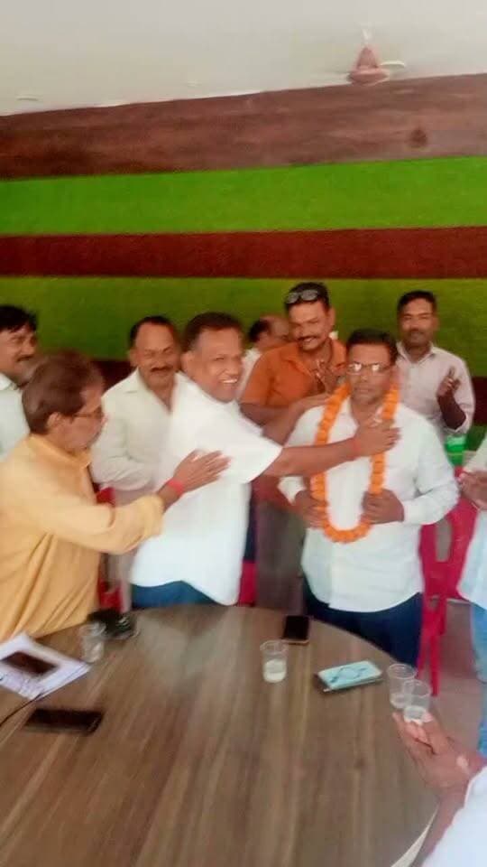 🚨 कैम्पियरगंज से बड़ी खबर
📰 इण्डियन जर्नलिस्ट संगठन की कैम्पियरगंज तहसील इकाई का गठन, देवेन्द्र प्रताप सिंह बने अध्यक्ष
कैम्पियरगंज में रविवार को आयोजित इण्डियन जर्नलिस्ट संगठन की महत्वपूर्ण बैठक में पत्रकारों के हित, सम्मान, सुरक्षा और संगठन की मजबूती को लेकर विस्तार से चर्चा की गई। बैठक के दौरान सर्वसम्मति से संगठन की कैम्पियरगंज तहसील इकाई का गठन किया गया।
✍️ पत्रकार देवेन्द्र प्रताप सिंह को सर्वसम्मति से तहसील इकाई का अध्यक्ष मनोनीत किया गया। अध्यक्ष बनने पर उपस्थित पत्रकारों एवं संगठन के पदाधिकारियों ने उन्हें फूल-मालाएं पहनाकर बधाई दी।
नवनियुक्त अध्यक्ष ने पत्रकार हितों की रक्षा और संगठन को मजबूत बनाने के लिए पूरी निष्ठा एवं ईमानदारी से कार्य करने का भरोसा दिलाया।
👏 बैठक में बड़ी संख्या में पत्रकार एवं संगठन के सदस्य मौजूद रहे।
देवेन्द्र प्रताप सिंह को नई जिम्मेदारी के लिए हार्दिक बधाई एवं शुभकामनाएं। 💐
Public maharajganj
#BreakingNews #Campierganj #कैम्पियरगंज #IndianJournalist #Journalist #पत्रकार #पत्रकारिता #JournalistOrganization #DevendraPratapSingh #देवेन्द्रप्रतापसिंह #Gorakhpur #GorakhpurNews #UPNews #उत्तरप्रदेश #PublicMaharajganjNews #NewsUpdate