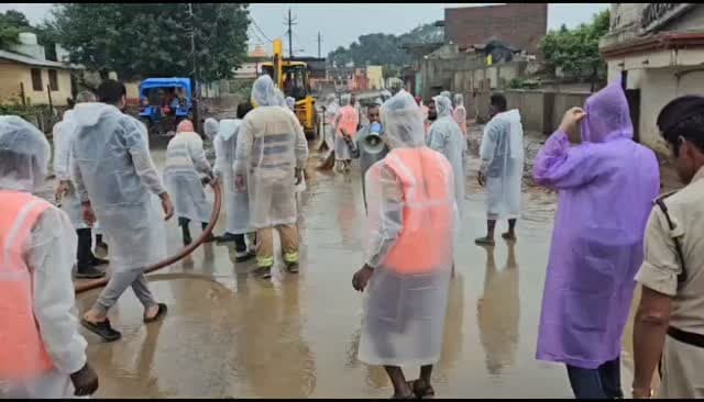 चित्रकूट में लगातार बारिश बनी चुनौती। बारिश के बीच सड़कों से कीचड़ हटाना टेढ़ी खीर हो गया है। बारिश के बीच भी लगातार जारी है सफाई अभियान। नगर निगम सतना से पहुंचा अमला भी सफाई में हुआ शामिल। नगर परिषद का अमला पहले से रोड क्लियर करने में जुटा है।