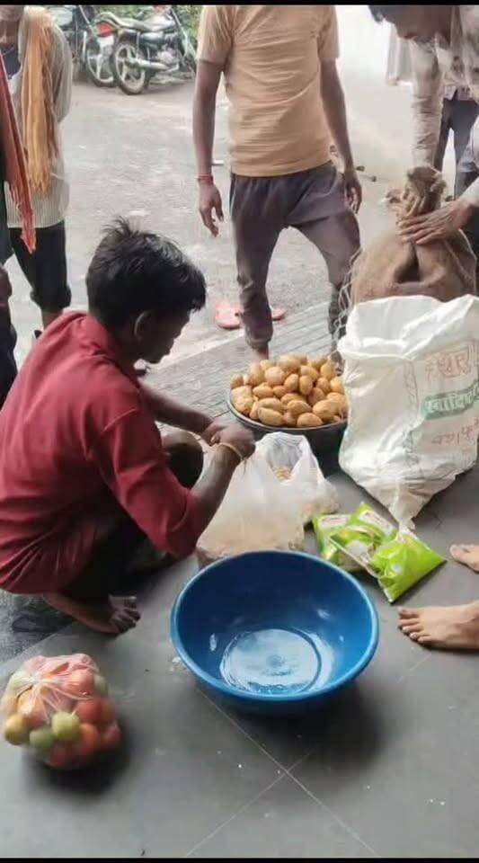 Satnanews. ग्राम अकौना में भोजन की व्यवस्था जारी।