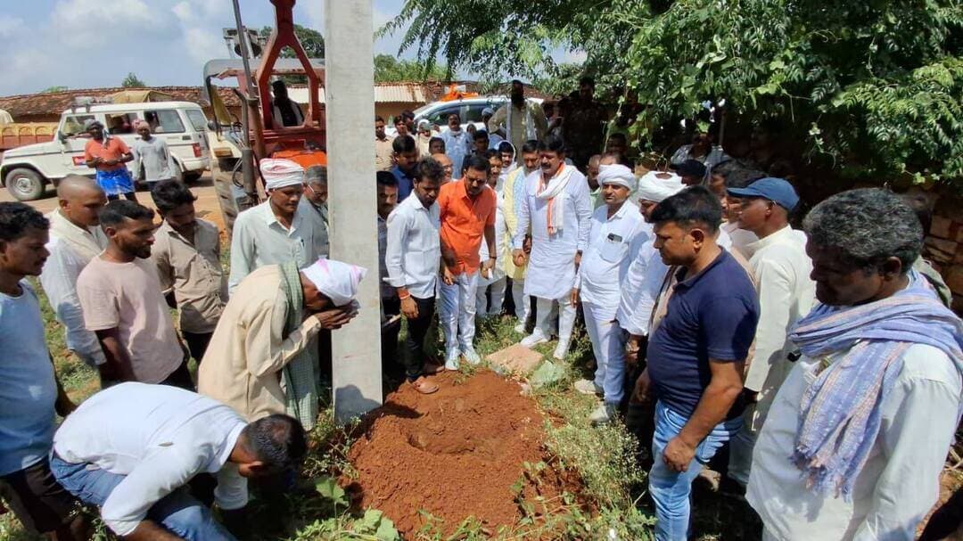 कैमूर। आजादी के बाद से बिजली जैसी बुनियादी सुविधा से लंबे समय से वंचित अधौरा क्षेत्र के ग्रामीणों के लिए अब उम्मीद की एक बड़ी किरण दिखाई देने लगी है। चैनपुर विधानसभा क्षेत्र के विधायक सह बिहार सरकार के अल्पसंख्यक कल्याण मंत्री मो. जमा खान द्वारा क्षेत्र के विकास को लेकर किए गए प्रयासों का असर अब धरातल पर दिखाई देने लगा है। वन क्षेत्र में आने के कारण वर्षों से बिजली की सुविधा से वंचित अधौरा एवं चैनपुर प्रखंड के 123 गांवों को रोशन करने के लिए करीब 120 करोड़ रुपये की लागत का रोडमैप तैयार किया गया है।