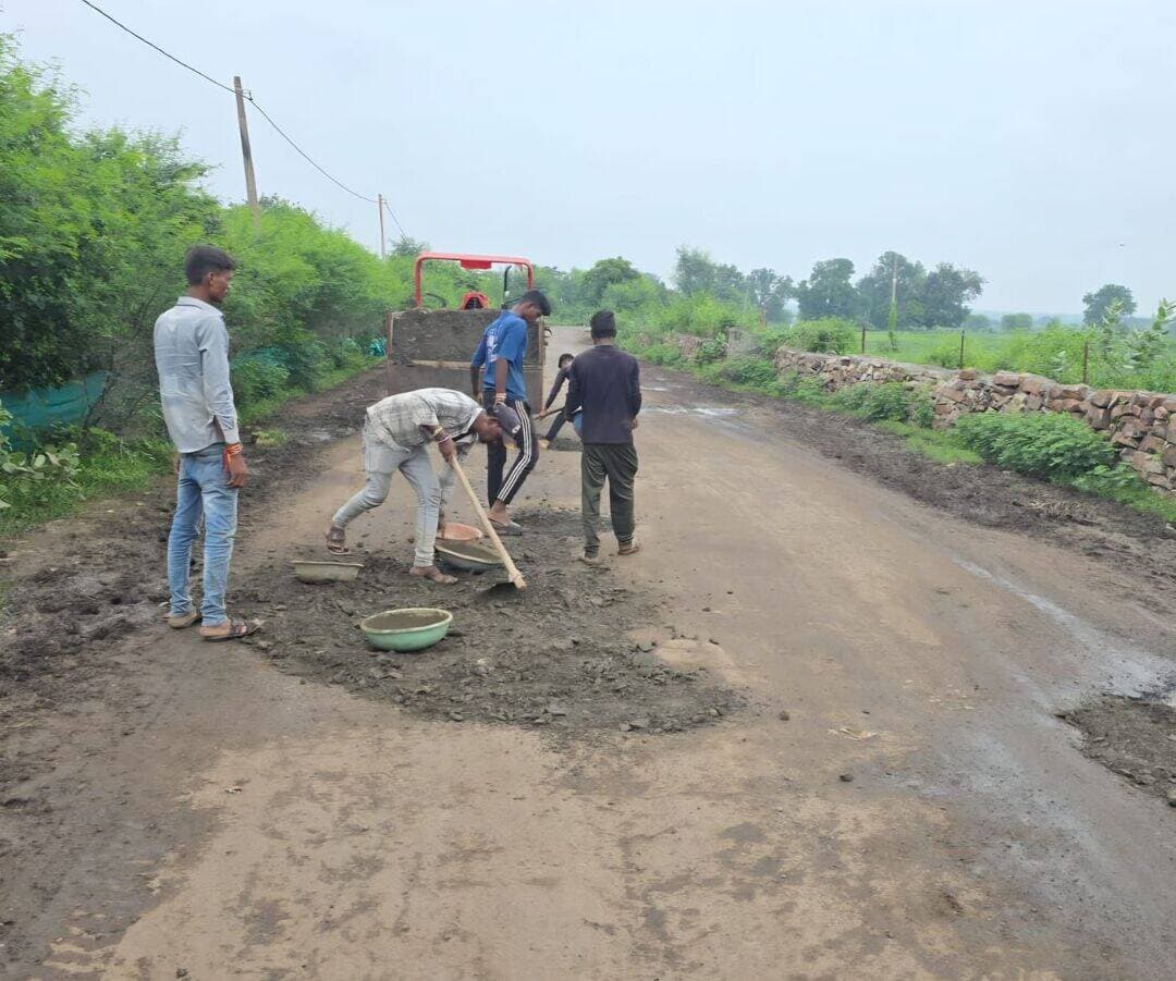 एमपीआरडीसी द्वारा बटियागढ-केरवना मार्ग पर गड्डो की मरम्मत कर मार्ग को मोटरेबल किया जा रहा है|
=
वर्षाकाल पश्चात डामरीकरण कर पेच सुधार कार्य भी किया जाना प्रस्तावित है|
=
मार्ग के पुनर्निर्माण हेतु एमपीआरडीसी संभागीय कार्यालय द्वारा वरिष्ठ कार्यालय को प्रस्ताव भी भेजा गया है|
#damoh #जनसुनवाई #CMMadhyaPradesh