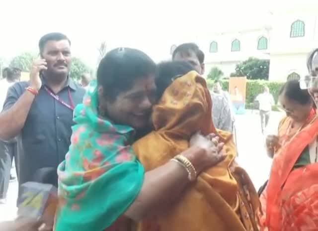 पूर्व मंत्री इमरती देवी फिर सुर्खियों में
मध्य प्रदेश सरकार की राज्य मंत्री कृष्णा गौर से गले लगाते हुए बोली । रामराजा सरकार आपको मुख्यमंत्री बना दे।
भाजपा प्रदेश कर समिति की बैठक में पूर्व मंत्री इमरती देवी और राज्य मंत्री कृष्णा गौर की बातचीत का वीडियो वायरल ।#madhya_pradesh #mpgovernment #BJPLeader