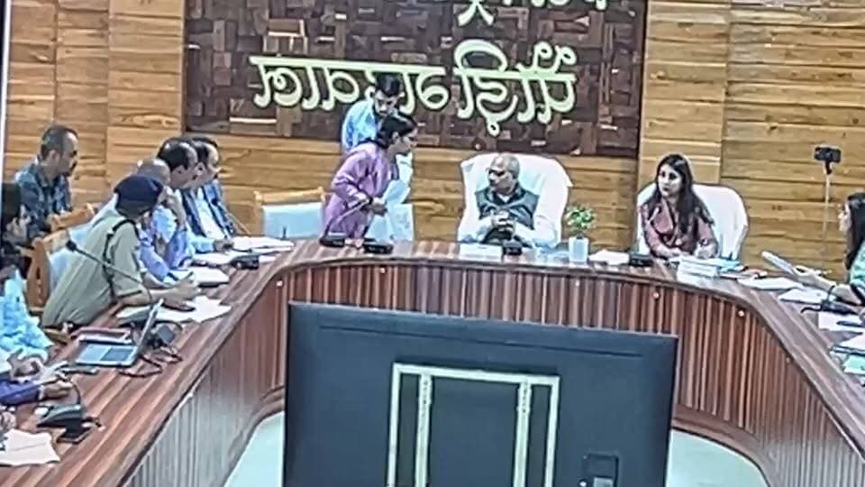 आमजन की समस्याओं एवं शिकायतों के त्वरित समाधान के लिए आज जिला कार्यालय सभागार, पौड़ी में गढ़वाल मंडलायुक्त आनंद स्वरूप की अध्यक्षता में ‘जनता दर्शन’ कार्यक्रम का आयोजन।