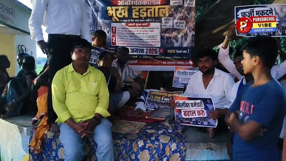 लबकनी में बाहरी लोगों के प्रवेश पर रोक, धारा-163 लागू
देवरिया, 31 अगस्त। ग्राम सभा लबकनी में डॉ. भीमराव आंबेडकर की प्रतिमा स्थापित करने को लेकर बने संवेदनशील माहौल को देखते हुए जिला प्रशासन ने बड़ा फैसला लिया है। ग्राम लबकनी की सीमा में बाहरी व्यक्तियों, सामाजिक संगठनों और जनप्रतिनिधियों के प्रवेश पर रोक लगा दी गई है।
जिला मजिस्ट्रेट मधुसूदन हुल्गी ने बताया कि जनपद में पहले से ही भारतीय नागरिक सुरक्षा संहिता-2023 की धारा-163 के तहत 15 अक्टूबर 2026 तक निषेधाज्ञा लागू है। गौरीबाजार थाना प्रभारी की रिपोर्ट के अनुसार, 29 जुलाई की रात लबकनी गांव में सरकारी खलिहान की खाली जमीन पर बिना सक्षम अधिकारी की अनुमति चबूतरा बनाकर डॉ. भीमराव आंबेडकर की प्रतिमा स्थापित करने का प्रयास किया गया था। पुलिस और राजस्व विभाग ने मौके पर पहुंचकर इसे रुकवा दिया था।
घटना के बाद गांव में तनाव की स्थिति को देखते हुए प्रशासन ने लबकनी में शांति एवं कानून व्यवस्था बनाए रखने के लिए बाहरी लोगों के प्रवेश और अन्य अवांछनीय गतिविधियों पर प्रतिबंध लगाया है।
आदेश तत्काल प्रभाव से लागू हो गया है। इसका उल्लंघन करने पर भारतीय न्याय संहिता की धारा-223 के तहत कार्रवाई की जाएगी।