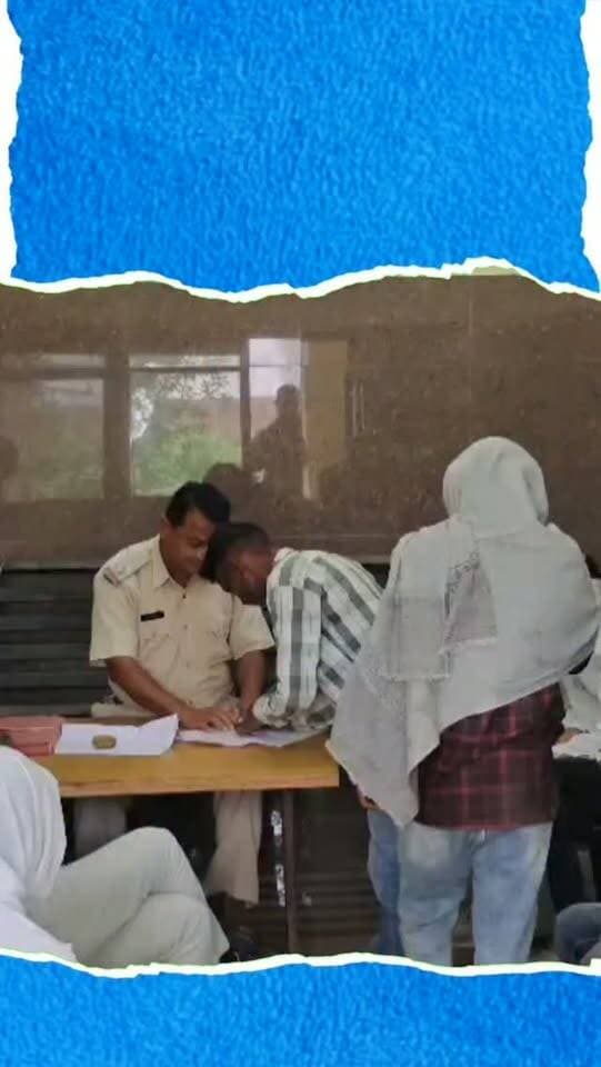 ट्यूबवेल की मोटर चालू करते समय करंट लगा, 13 वर्षीय मासूम की मौके पर मौत
डूंगरपुर के सदर थाना क्षेत्र के टाड़ी ओबेरी गांव में दर्दनाक हादसा सामने आया है। खेत पर ट्यूबवेल की मोटर चालू करने गए 13 वर्षीय प्रवीण की करंट लगने से मौके पर ही मौत हो गई। सुबह करीब 6 बजे प्रवीण खेत में फसल को पानी देने गया था। मोटर का स्विच दबाते ही वह बिजली के तेज करंट की चपेट में आ गया। घटना की सूचना पर सदर थाना पुलिस मौके पर पहुंची और शव को जिला अस्पताल की मोर्चरी में रखवाया। पोस्टमार्टम के बाद शव परिजनों को सौंप दिया गया। पुलिस ने मामला दर्ज कर जांच शुरू कर दी है।
#Dungarpur #RajasthanNews #DungarpurNews #BreakingNews #AccidentNews