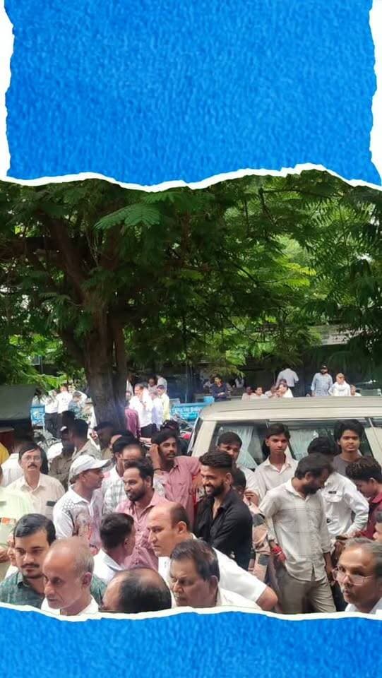 बांसवाड़ा निकाय चुनाव: नामांकन के आखिरी दिन उमड़ी भीड़, टिकट नहीं मिला तो पूर्व पार्षद ने थामा कांग्रेस का दामन
बांसवाड़ा नगरपरिषद चुनाव को लेकर सोमवार को नामांकन के आखिरी दिन सियासी सरगर्मी चरम पर रही। कलेक्ट्रेट समेत तीन अलग-अलग नामांकन केंद्रों पर प्रत्याशियों और समर्थकों की भारी भीड़ उमड़ी। वार्ड 1 से 20 तक एसडीएम कार्यालय, 21 से 40 तक तहसीलदार कार्यालय और 41 से 60 तक कृषि विभाग कार्यालय के पास नामांकन जमा किए गए।
इसी बीच वार्ड 49 से भाजपा का टिकट नहीं मिलने पर पूर्व पार्षद मुकेश नायक ने कांग्रेस का दामन थाम लिया और कांग्रेस प्रत्याशी के तौर पर नामांकन दाखिल किया। नायक 2009 में भाजपा से पार्षद रह चुके हैं। उन्होंने आरोप लगाया कि इस बार पूर्व मंत्री भवानी जोशी के बेटे भरत जोशी को टिकट दिए जाने से उन्हें मौका नहीं मिला। वहीं, अंतिम दिन पुलिस-प्रशासन भी सुरक्षा और भीड़ प्रबंधन में मुस्तैद रह
#Banswara #BanswaraNews #MunicipalElection2026 #NagarParishadElection #RajasthanPolitics