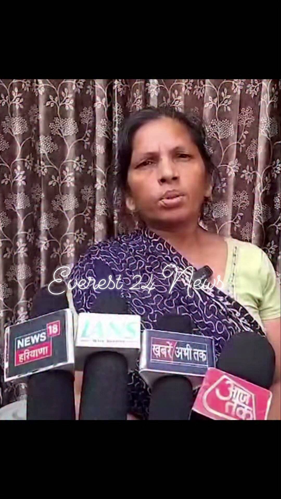 हरियाणवी सिंगर अंकित बालियान हत्याकांड में मुठभेड़ के दौरान दो आरोपियों के ढेर होने के बाद आरोपी मोहित की मां का बयान सामने आया।
मां ने कहा, “वह सुधरने की कोशिश कर रहा था। उसे एहसास हो गया था कि उसे इस माहौल से बाहर निकलना है। लेकिन वे लोग उसका पीछा करते रहे… आखिरकार वह यहां से चला गया। वह मुझसे कहता था, ‘मम्मी, मैं इस माहौल से बाहर निकलना चाहता हूं।’”