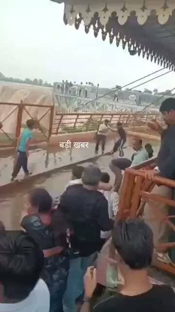 💥 बड़ी खबर💥
बृहस्पति कुंड में पर्यटकों के बीच खूनी संघर्ष: सुरक्षा भगवान भरोसे
प्रसिद्ध पर्यटन स्थल बृहस्पति कुंड में झरने का आनंद लेने पहुंचे यूपी-एमपी के पर्यटकों के बीच जमकर मारपीट हो गई. घटना का वीडियो सोशल मीडिया पर वायरल है. पूर्व में भी ऐसी घटनाएं हो चुकी हैं. हजारों पर्यटकों की आमद के बावजूद यहां सुरक्षा व्यवस्था शून्य है, जिससे पर्यटन विकास पर गंभीर सवाल उठ रहे हैं।