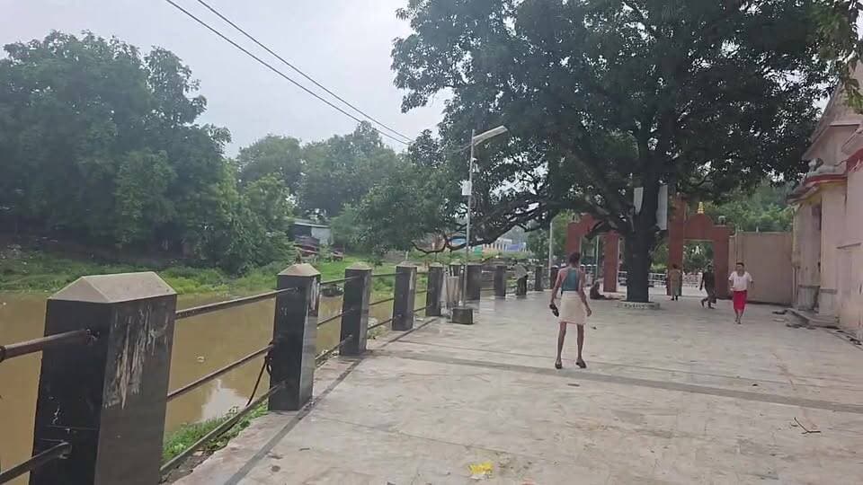 चेतावनी बिंदु को छू गया है गंगा का पानी