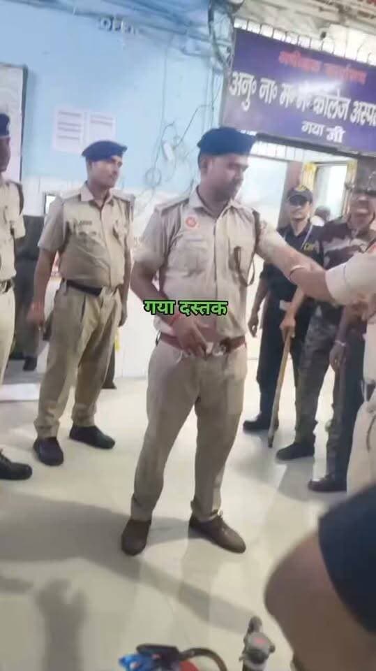 मगध मेडिकल कॉलेज में आग से सुरक्षा का ‘मॉक ड्रिल’: अस्पताल के गार्ड से मरीजों तक, अग्निशमन विभाग ने सिखाए आपातकाल से निपटने के गुर
गया। जिले में अगलगी की घटनाओं से निपटने और आपातकालीन परिस्थितियों में त्वरित एवं प्रभावी प्रतिक्रिया सुनिश्चित करने के उद्देश्य से जिला अग्निशमन विभाग की ओर से सोमवार को मगध मेडिकल कॉलेज एवं अस्पताल, गया में मॉक ड्रिल, डेमो एवं जन-जागरूकता कार्यक्रम का आयोजन किया गया। कार्यक्रम की अध्यक्षता जिला अग्निशमन पदाधिकारी ज्योति प्रकाश ने की। इस दौरान अस्पताल परिसर में तैनात सुरक्षा गार्ड, मरीजों, अस्पताल कर्मियों एवं अन्य लोगों को आग से बचाव के जरूरी उपायों की जानकारी दी गई।
मॉक ड्रिल के दौरान अग्निशमन विभाग की टीम ने अस्पताल जैसे संवेदनशील एवं भीड़भाड़ वाले स्थान पर आग लगने की स्थिति में किस प्रकार तत्काल कार्रवाई की जाए, इसका व्यावहारिक प्रदर्शन किया। टीम ने बताया कि आग लगने की सूचना मिलते ही घबराने के बजाय सबसे पहले आसपास के लोगों को सुरक्षित स्थान पर पहुंचाना चाहिए और तत्काल अग्निशमन विभाग को सूचना देनी चाहिए। इसके साथ ही उपलब्ध अग्निशमन उपकरणों का सही तरीके से इस्तेमाल करना भी बेहद जरूरी है।
जिला अग्निशमन पदाधिकारी ज्योति प्रकाश ने अस्पताल में तैनात सुरक्षा गार्डों को विशेष रूप से आग से बचाव एवं सुरक्षा के उपाय बताए। उन्होंने समझाया कि अस्पताल में मरीजों की स्थिति सामान्य लोगों से अलग होती है, इसलिए आग लगने की स्थिति में मरीजों को सुरक्षित बाहर निकालना बड़ी चुनौती होती है। ऐसे समय में सुरक्षा गार्ड एवं अस्पताल कर्मियों की भूमिका बेहद महत्वपूर्ण हो जाती है। उन्होंने गार्डों को आपातकालीन स्थिति में समन्वय बनाकर काम करने तथा लोगों को सुरक्षित रास्ते से बाहर निकालने के तरीकों की जानकारी दी। इसके अलावा अनुग्रह नारायण कॉलेज अस्पताल, गया में भी अग्निशमन विभाग की टीम द्वारा मॉक ड्रिल एवं जन-जागरूकता कार्यक्रम आयोजित किया गया। इसमें मरीजों, अस्पताल स्टाफ एवं सिक्योरिटी स्टाफ को आग से बचाव के प्रति जागरूक किया गया। विभागीय कर्मियों ने बताया कि आग लगने के प्रमुख कारणों में विद्युत शॉर्ट सर्किट, गैस सिलेंडर, ज्वलनशील पदार्थों का लापरवाही से इस्तेमाल और विद्युत उपकरणों की अनदेखी शामिल है। इसलिए अस्पताल परिसर में बिजली के उपकरणों और अग्निशमन संसाधनों की नियमित जांच जरूरी है।
कार्यक्रम में सहायक जिला अग्निशमन पदाधिकारी नवीन कुमार सिंह, सहायक अनुमंडल अग्निशमन पदाधिकारी अमरनाथ कुमार सहित राहुल कुमार, पवन कुमार सिंह, शिवेश कुमार, राकेश कुमार, पंकज कुमार, प्रधान अग्नि अजीत यादव समेत अन्य अग्निशमन कर्मियों ने सक्रिय भूमिका निभाई।
अग्निशमन विभाग की टीम ने मौके पर मौजूद लोगों को यह भी बताया कि आग की छोटी घटना को नजरअंदाज करना बाद में बड़े हादसे का कारण बन सकता है। इसलिए शुरुआती स्तर पर ही सही कदम उठाना आवश्यक है। अस्पतालों में फायर एक्सटिंग्विशर, आपातकालीन निकासी मार्ग, अलार्म सिस्टम और अन्य सुरक्षा उपकरणों की जानकारी प्रत्येक कर्मचारी एवं सुरक्षा कर्मी को होनी चाहिए।
अधिकारियों ने कहा कि मॉक ड्रिल का उद्देश्य केवल प्रदर्शन करना नहीं, बल्कि वास्तविक आपदा के समय लोगों को बिना घबराए सही निर्णय लेने के लिए तैयार करना है। इस तरह के जागरूकता कार्यक्रम आगे भी जिले के विभिन्न सार्वजनिक स्थलों, अस्पतालों, संस्थानों एवं संवेदनशील परिसरों में आयोजित किए जाएंगे, ताकि आग से होने वाले जान-माल के नुकसान को न्यूनतम किया जा सके।
#गयाजी
#गया_हो
#बिहार
#GayaPolice
#magadhmedicalgaya