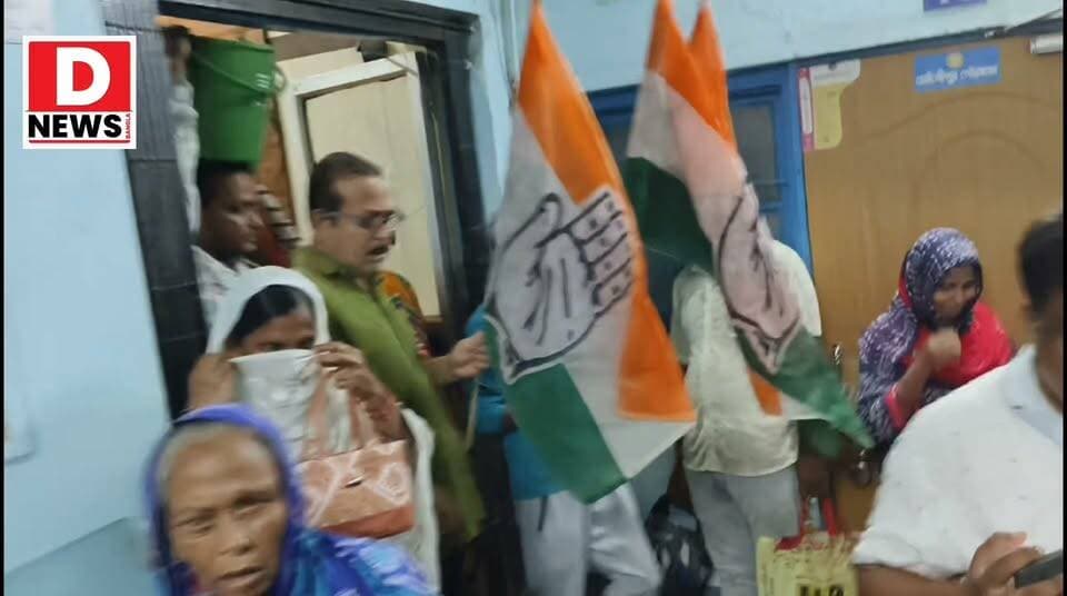 মাথায় নোংরা আবর্জনার ভর্তি বালতি নিয়ে পৌরসভায় যুব কংগ্রেসের অভিনব বিক্ষোভ! আগামী 24 ঘণ্টায় পৌরসভা তালাচাবি লাগিয়ে দেওয়ার হুমকি নেতাদের। মূলত মেদিনীপুরে পৌরসভার সাফাই কর্মীদের টানা কর্ম বিরতির ফলে মেদিনীপুর আবর্জনা ময়। এই পরিস্থিতিতে শহরবাসীর কথা ভেবেই বিক্ষোভ দেখালো যুব কংগ্রেস, নেতৃত্বে সঞ্জীব সিট শুভাশিস পন্ডা সহ অন্যান্যরা।
#DNews #YubaCongress #Midnapore #Poursava
Rahul Gandhi / Indian National Congress