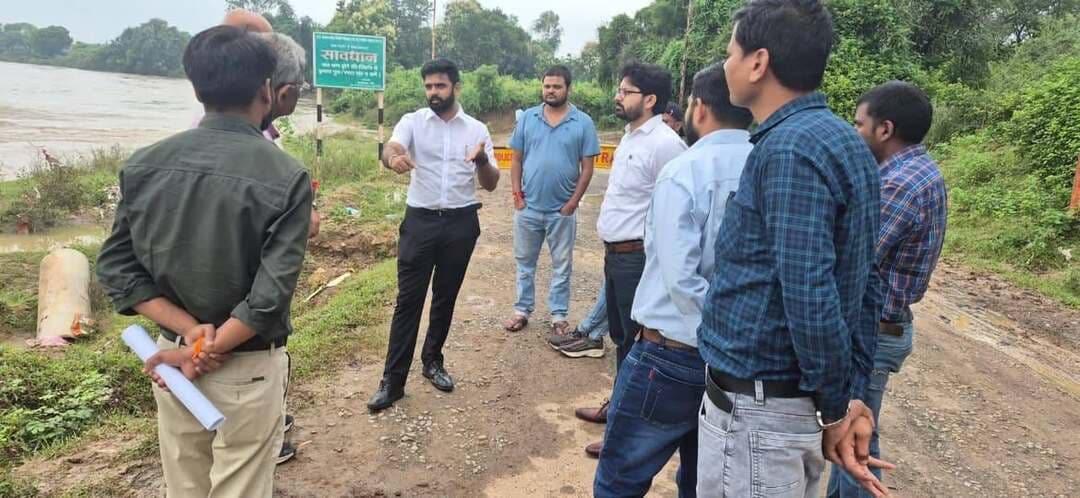 नवागत आयुक्त डॉ. नागार्जुन बी. गौड़ा ने शहर के जलभराव संभावित क्षेत्रों का मैदानी निरीक्षण किया। बरदाडीह, पन्ना नाका एवं जिगनहट क्षेत्र पहुंचकर अतिवृष्टि की स्थिति में संभावित जलभराव वाले स्थलों एवं जलनिकासी व्यवस्था का जायजा लिया। उन्होंने संबंधित अधिकारियों से क्षेत्र की स्थिति की जानकारी ली तथा जलनिकासी की समुचित व्यवस्था सुनिश्चित करने के निर्देश दिए।