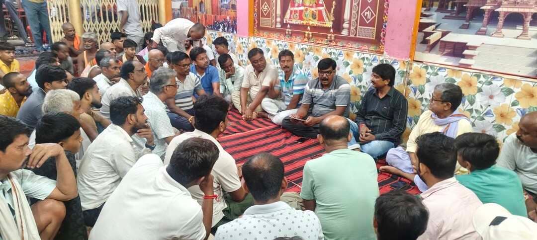 दुर्गा पूजा की बैठक सफलतापूर्वक सम्पन्न
आज दुर्गा पूजा को लेकर आयोजित महत्वपूर्ण बैठक में सर्वसम्मति से नई पूजा समिति का गठन किया गया। बैठक में उपस्थित सभी सदस्यों ने मां भगवती की भक्ति, आस्था और श्रद्धा के साथ आगामी दुर्गा पूजा महोत्सव को भव्य एवं शांतिपूर्ण ढंग से सम्पन्न कराने का संकल्प लिया।
नई कमिटी में
🔹 अध्यक्ष — अरुण कुमार यादव
🔹 सचिव — पप्पू ठाकुर
🔹 सह सचिव — राहुल कुमार
🔹 कोषाध्यक्ष — विपिन कुमार ठाकुर
🔹 सह कोषाध्यक्ष — पंकज यादव
🔹 उपाध्यक्ष — हरिओम शंकर गुप्ता
सहित अन्य सदस्यों ने पदभार ग्रहण किया।
मां दुर्गा की कृपा से नई समिति एकजुटता, समर्पण और सेवा भावना के साथ पूजा महोत्सव को और अधिक भव्य एवं ऐतिहासिक बनाने की दिशा में कार्य करेगी।
#DurgaPuja #DurgaPuja2026 #DurgaMaa #MaaDurga #JaiMataDi #JaiMaaDurga #Navratri #Navratri2026 #Durgotsav #DurgaMahotsav #MaaDurgaBlessings #Shakti #SanatanDharma #HinduFestival #Bhakti #BhaktiStatus #Puja #pujasamiti