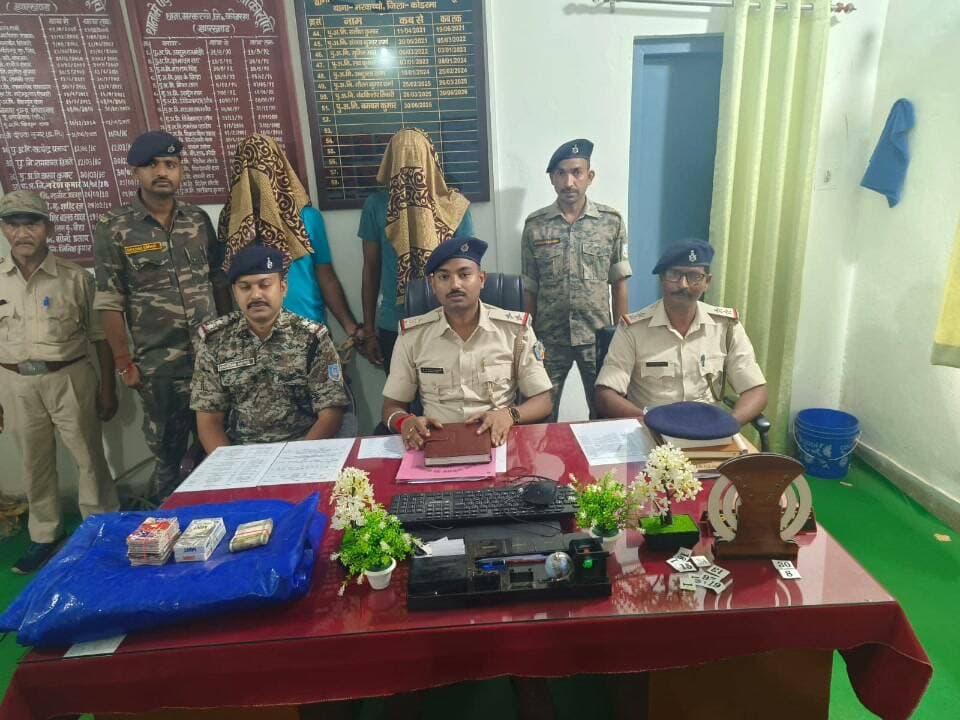 जंगल में चल रहा था जुए का अड्डा, पुलिस ने मारी छापेमारी; दो गिरफ्तार, 31,700 रुपये नकद बरामद
मरकच्चो। अवैध जुआ, सट्टेबाजी और गैरकानूनी गतिविधियों के खिलाफ कोडरमा पुलिस के विशेष अभियान के तहत मरकच्चो थाना क्षेत्र में बड़ी कार्रवाई की गई। पुलिस अधीक्षक के निर्देश पर गुप्त सूचना के आधार पर हरलाडीह स्थित जंगल में चल रहे कथित जुए के अड्डे पर छापेमारी की गई। पुलिस की कार्रवाई से मौके पर अफरा-तफरी मच गई और जुआ खेल रहे व खेलवा रहे लोग भागने लगे। इस दौरान पुलिस ने दो आरोपियों को गिरफ्तार कर लिया।
पुलिस के अनुसार गिरफ्तार आरोपियों में सुरज कुमार (33), निवासी पारबोतिया, रामगढ़, वर्तमान पता मोदी मोहल्ला, जयनगर तथा सिकेन्द्र कुमार (29), निवासी डुमरडीहा, मरकच्चो शामिल हैं।
छापेमारी के दौरान पुलिस ने मौके से 31,700 रुपये नकद, 119 खुले ताश के पत्ते, दो सीलबंद ताश के बंडल, एक प्लास्टिक का तिरपाल समेत एक क्रेटा कार और दो मोटरसाइकिल जब्त की हैं। पुलिस ने बताया कि वाहनों का इस्तेमाल जुआ खेलने के लिए मौके पर आने वाले लोगों द्वारा किया जा रहा था।
कार्रवाई के संबंध में मरकच्चो थाना कांड संख्या 61/26, दिनांक 30 अगस्त 2026 दर्ज किया गया है। पुलिस ने संबंधित धाराओं के तहत मामला दर्ज कर आगे की कार्रवाई शुरू कर दी है।
छापेमारी टीम का नेतृत्व मरकच्चो थाना प्रभारी पु०अ०नि० बमबम कुमार ने किया। टीम में पु०अ०नि० नफिस अहमद तथा सशस्त्र बल के जवान शामिल थे। पुलिस अधिकारियों ने स्पष्ट किया है कि जिले में अवैध जुआ और अन्य गैरकानूनी गतिविधियों के खिलाफ अभियान आगे भी जारी रहेगा।
