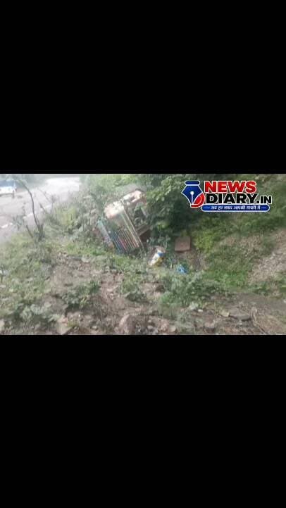 कोडरमा घाटी के बन्दरचुआं के समीप मछली लोड एक ट्रक पलटा, चालक व उपचालक #घायलयल।