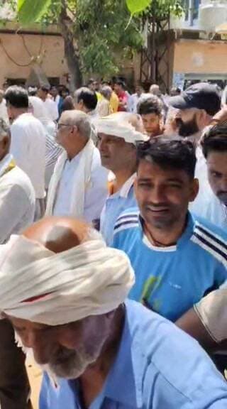बहरोड़ नगरपरिषद के 55 वार्डो में नामांकन पत्र दाखिल करने का आज अंतिम दिन
बहरोड़ में उमड़ी प्रत्याशियों, उनके समर्थकों की भारी भीड़