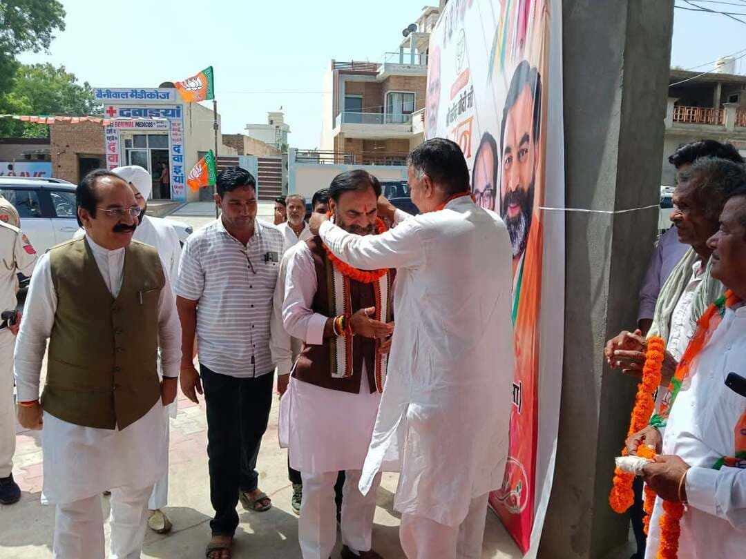 भाजपा प्रभारी जुयाल ने बूथ पर सुनी ‘मन की बात’, संगठन मजबूती का दिया मंत्र
- माधोसिंघाना में कार्यकर्ताओं के साथ प्रधानमंत्री मोदी के ‘मन की बात’ कार्यक्रम का सामूहिक श्रवण; सिरसा के वार्ड नं. 25, अलीमोहम्मद, झोरड़नाली और माधोसिंघाना बूथों पर बैठक लेकर संगठन की जमीनी मजबूती पर दिया जोर
सिरसा।
भारतीय जनता पार्टी के जिला प्रभारी एवं हरियाणा स्टेट कोऑपरेटिव अपेक्स बैंक लिमिटेड के चेयरमैन भारत भूषण जुयाल ने अपने सिरसा प्रवास के दूसरे दिन रविवार को जिले की तीनों विधानसभा क्षेत्रों में बूथ स्तर तक पहुंचकर संगठनात्मक गतिविधियों को गति दी। उन्होंने माधोसिंघाना स्थित बूथ नंबर 40 पर प्रधानमंत्री नरेंद्र मोदी के लोकप्रिय कार्यक्रम ‘मन की बात’ के 137वें एपिसोड का कार्यकर्ताओं एवं ग्रामीणों के साथ सामूहिक श्रवण किया। इस अवसर पर भाजपा जिलाध्यक्ष एडवोकेट यतीन्द्र सिंह सहित पार्टी के अनेक पदाधिकारी, कार्यकर्ता एवं ग्रामीणजन उपस्थित रहे। प्रधानमंत्री नरेंद्र मोदी के विचारों और देशहित से जुड़े संदेशों को सभी ने एक साथ सुना। इस दौरान कार्यकर्ताओं में खासा उत्साह देखने को मिला। जुयाल ने कहा कि ‘मन की बात’ केवल एक रेडियो कार्यक्रम नहीं, बल्कि प्रधानमंत्री नरेंद्र मोदी के माध्यम से देश के करोड़ों नागरिकों से सीधा संवाद स्थापित करने का सशक्त माध्यम बन चुका है। इसमें देश के विभिन्न क्षेत्रों में उल्लेखनीय कार्य कर रहे सामान्य नागरिकों की उपलब्धियों और राष्ट्र निर्माण में उनके योगदान को सामने लाया जाता है, जो प्रत्येक कार्यकर्ता को समाज के लिए कुछ बेहतर करने की प्रेरणा देता है।
भारत भूषण जुयाल ने कहा कि प्रधानमंत्री नरेंद्र मोदी का ‘मन की बात’ कार्यक्रम हमें यह संदेश देता है कि देश का विकास केवल सरकार के प्रयासों से नहीं, बल्कि समाज के प्रत्येक व्यक्ति की सक्रिय भागीदारी से संभव है। उन्होंने कार्यकर्ताओं से आह्वान किया कि प्रधानमंत्री के विचारों को केवल सुनने तक सीमित न रखें, बल्कि उन्हें जन-जन तक पहुंचाने और समाजहित के कार्यों से जोड़ने का प्रयास करें। उन्होंने कहा कि भाजपा की सबसे बड़ी ताकत उसका कार्यकर्ता और बूथ स्तर तक फैला मजबूत संगठन है। जब बूथ मजबूत होगा, तभी संगठन मजबूत होगा और जब संगठन मजबूत होगा, तब पार्टी हर चुनौती का मजबूती से सामना कर सकेगी।
इसके बाद जुयाल ने सिरसा, रानियां और ऐलनाबाद विधानसभा क्षेत्रों के एक-एक बूथ पर पहुंचकर कार्यकर्ताओं के साथ संगठनात्मक बैठकें कीं। उन्होंने सिरसा विधानसभा के वार्ड नं. 25 स्थित बूथ, सिरसा के ही ग्रामीण बूथ अलीमोहम्मद, रानियां विधानसभा के झोरड़नाली तथा ऐलनाबाद विधानसभा के माधोसिंघाना बूथ पर कार्यकर्ताओं से सीधा संवाद किया। बैठकों में बूथ की वर्तमान स्थिति, कार्यकर्ताओं की सक्रियता, पन्ना प्रमुखों की भूमिका तथा अधिक से अधिक लोगों को संगठन से जोड़ने सहित विभिन्न विषयों पर चर्चा की गई। जुयाल ने कार्यकर्ताओं से कहा कि संगठन को मजबूत करने का वास्तविक काम चुनाव के समय नहीं, बल्कि लगातार बूथ स्तर पर होता है। प्रत्येक कार्यकर्ता को अपने बूथ को अपनी प्राथमिक जिम्मेदारी मानकर काम करना चाहिए। उन्होंने बूथ समितियों को सक्रिय करने, कार्यकर्ताओं के बीच बेहतर समन्वय स्थापित करने तथा केंद्र व प्रदेश सरकार की जनकल्याणकारी योजनाओं की जानकारी प्रत्येक परिवार तक पहुंचाने पर विशेष जोर दिया।
‘हर बूथ भाजपा की ताकत का केंद्र बने’ : जुयाल
भारत भूषण जुयाल ने कहा कि “भाजपा का संगठन किसी एक व्यक्ति या किसी एक पदाधिकारी से नहीं, बल्कि बूथ पर खड़े अंतिम कार्यकर्ता की मेहनत से मजबूत होता है। हमारा लक्ष्य केवल चुनाव के समय सक्रिय होना नहीं, बल्कि पूरे वर्ष जनता के बीच रहकर संगठन को मजबूत करना है। हर बूथ पर कार्यकर्ताओं की टीम सक्रिय हो, प्रत्येक कार्यकर्ता अपने क्षेत्र के लोगों से निरंतर संपर्क में रहे और जनता की समस्याओं को समझकर उनके समाधान के लिए प्रयास करे-यही मजबूत संगठन की पहचान है।” उन्होंने कहा कि प्रधानमंत्री नरेंद्र मोदी के नेतृत्व में देश विकास और आत्मनिर्भरता की दिशा में लगातार आगे बढ़ रहा है। ऐसे में भाजपा कार्यकर्ताओं की जिम्मेदारी और बढ़ जाती है कि वे सरकार की उपलब्धियों एवं जनकल्याणकारी योजनाओं को घर-घर तक पहुंचाएं। “हमें संगठन को कागजों पर नहीं, बल्कि जमीन पर मजबूत करना है। बूथ का प्रत्येक कार्यकर्ता पार्टी का चेहरा है और उसकी सक्रियता ही भाजपा की असली शक्ति है।”
जुयाल ने कार्यकर्ताओं का आह्वान करते हुए कहा कि “हमारा मंत्र स्पष्ट है—बूथ मजबूत, संगठन मजबूत और भाजपा मजबूत। हमें हर बूथ पर ऐसा जीवंत संगठन खड़ा करना है, जहां कार्यकर्ता केवल चुनाव के समय नहीं, बल्कि हर समय जनता के सुख-दुख में साथ खड़ा दिखाई दे।” बैठकों के दौरान कार्यकर्ताओं ने जिला प्रभारी भारत भूषण जुयाल को संगठनात्मक गतिविधियों और बूथ स्तर पर पार्टी को और मजबूत करने को लेकर अपने सुझाव भी दिए। जुयाल ने कार्यकर्ताओं के सुझावों को गंभीरता से सुना और उन्हें संगठन की आगामी गतिविधियों में शामिल करने का भरोसा दिलाया।
इस अवसर पर भाजपा जिलाध्यक्ष एडवोकेट यतीन्द्र सिंह सहित पार्टी के पदाधिकारी, बूथ कार्यकर्ता एवं बड़ी संख्या में ग्रामीणजन मौजूद रहे। जुयाल ने सभी कार्यकर्ताओं एवं ग्रामवासियों का आभार व्यक्त करते हुए कहा कि कार्यकर्ताओं का उत्साह और जनता का विश्वास ही संगठन की सबसे बड़ी पूंजी है।