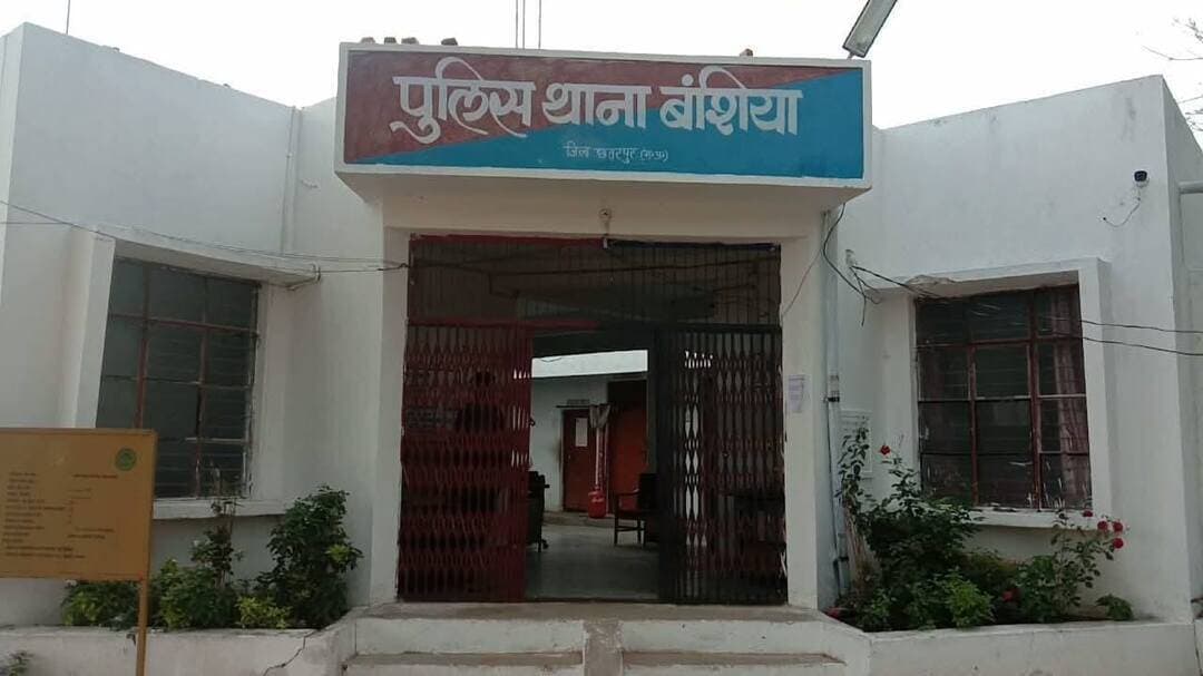 छतरपुर में पति-पत्नी विवाद ने लिया खौफनाक मोड़, पत्नी की मौत; पति गंभीर, ग्वालियर रेफर
छतरपुर जिले के बंसिया थाना क्षेत्र के मोतीपुरवा गांव में पति-पत्नी के विवाद के बाद गंभीर घटना सामने आई है। बताया जा रहा है कि विवाद के दौरान पत्नी की मौत हो गई, जबकि पति भी गंभीर रूप से घायल हुआ है। उसे प्राथमिक उपचार के बाद ग्वालियर रेफर किया गया।
घटना की सूचना मिलते ही बंसिया पुलिस मौके पर पहुंची। विवाद की वजह को लेकर अलग-अलग बातें सामने आ रही हैं, हालांकि पुलिस सभी पहलुओं से मामले की जांच कर रही है।
⚠️ पुलिस जांच पूरी होने के बाद ही घटना की वास्तविक वजह स्पष्ट हो सकेगी।
#छतरपुर #बंसिया #BreakingNews #ChhatarpurNews #BundeliBhaukaal