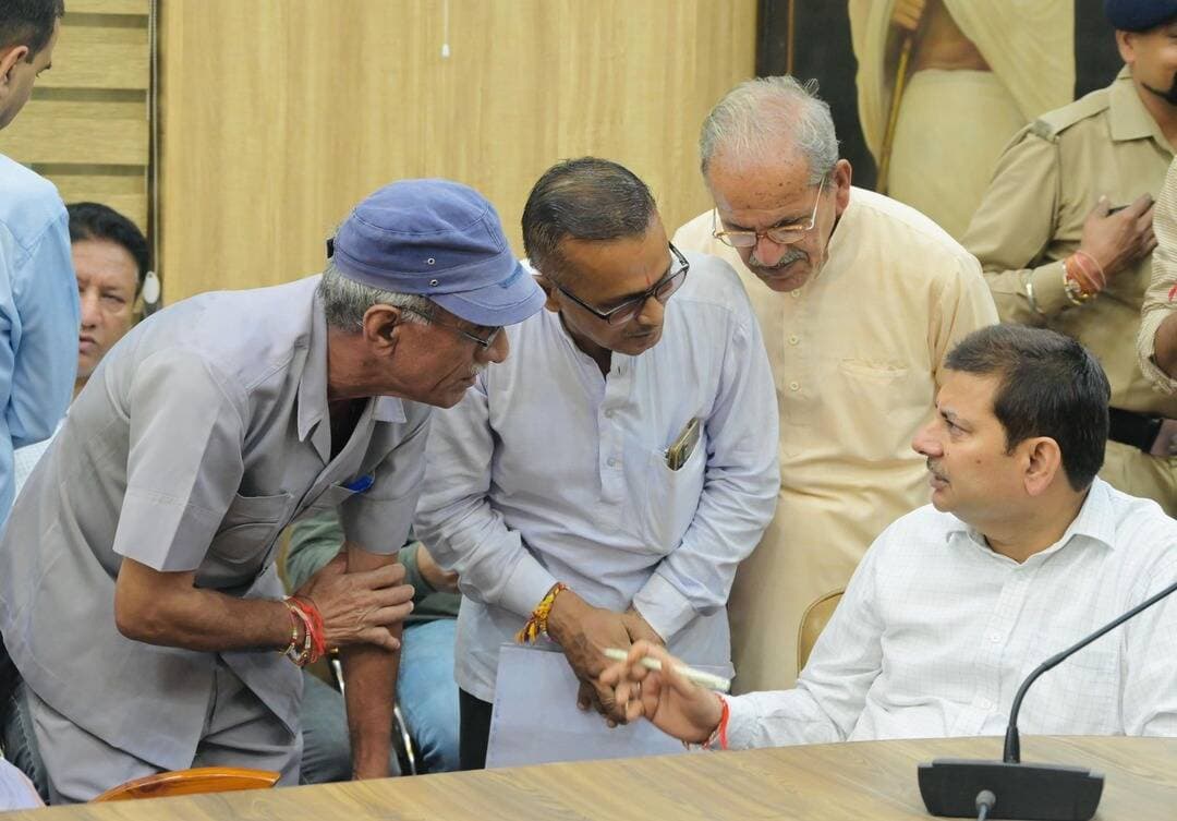 देहरादून में जमीन विवादों की बाढ़! 87 शिकायतें पहुंचीं, प्रशासन ने अधिकारियों को लगाई फटकार....see more