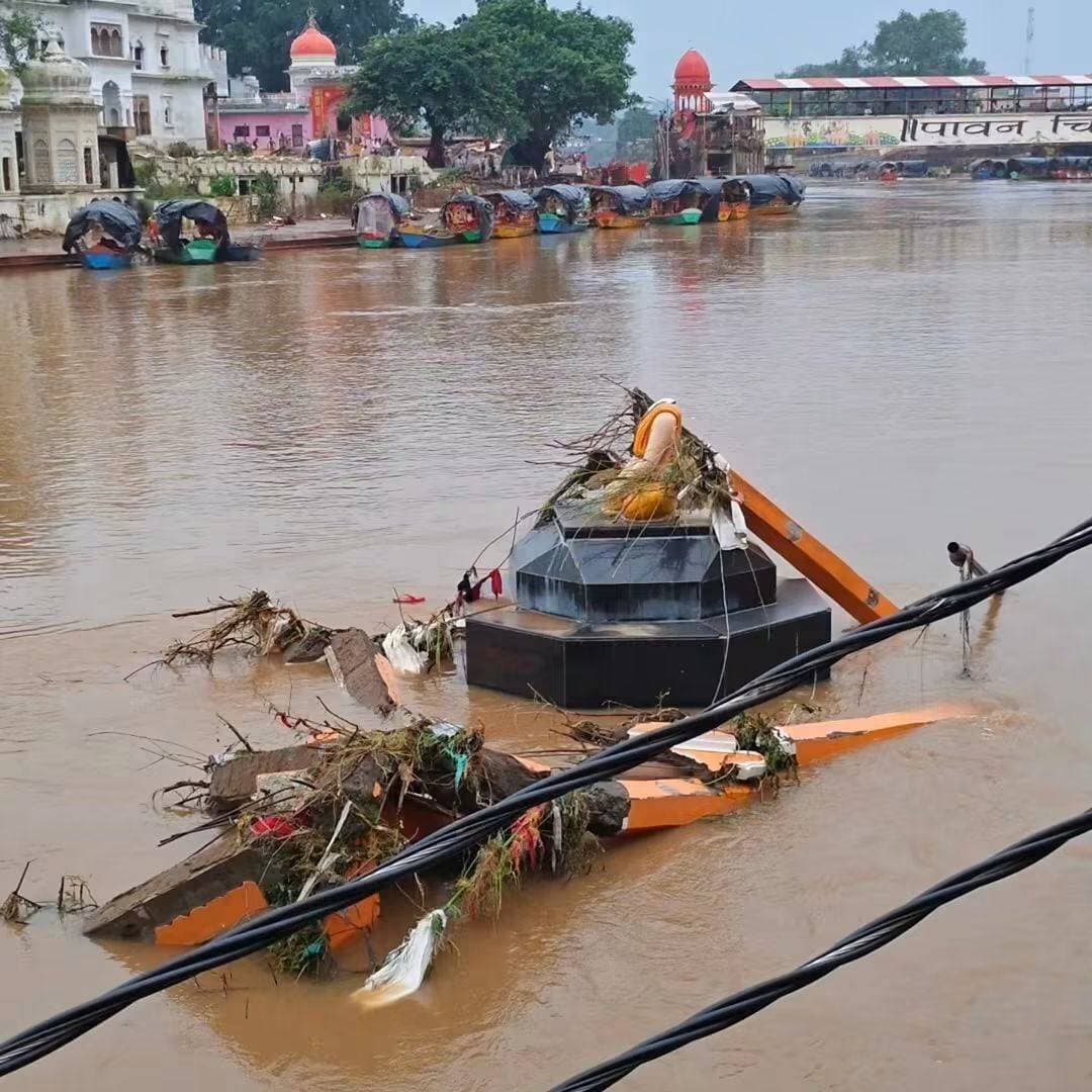 चित्रकूट रामघाट की तस्वीरें
मंदाकिनी नदी में आई बाढ़ के बाद रामघाट की स्थिति की कुछ तस्वीरें आप सभी के साथ साझा कर रहा हूँ। तस्वीरों में आप खुद देख सकते हैं कि बाढ़ का असर कितना विकराल रहा।
#Chitrakootvaasi #Chitrakoot #Ramghat #ChitrakootDham #FloodUpdate #चित्रकूट