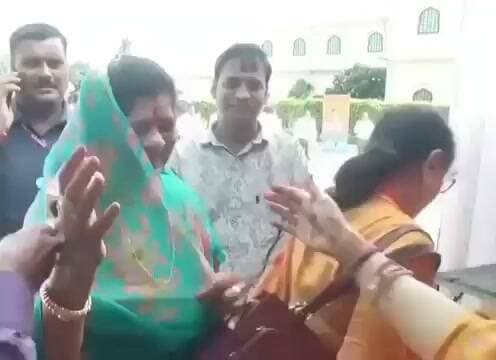 इमरती देवी के मुंह से अचानक क्यों निकला ये नाम? सुनकर मुस्कुराईं मंत्री कृष्णा गौर और मच गई खलबली. रामराजा तुम्हे सी एम बना दे
#श्योपुर #sheopur #चंबलटीवी #JansamparkMP #LiveNews #livenewshindi #newseason #MadhyaPradesh #vijaypur #breakingnews #Beerpur #HindiNews #chambaltv #newsupdate #समाचार #newsfeed #news #खबर #मुरैना #Chambalnews