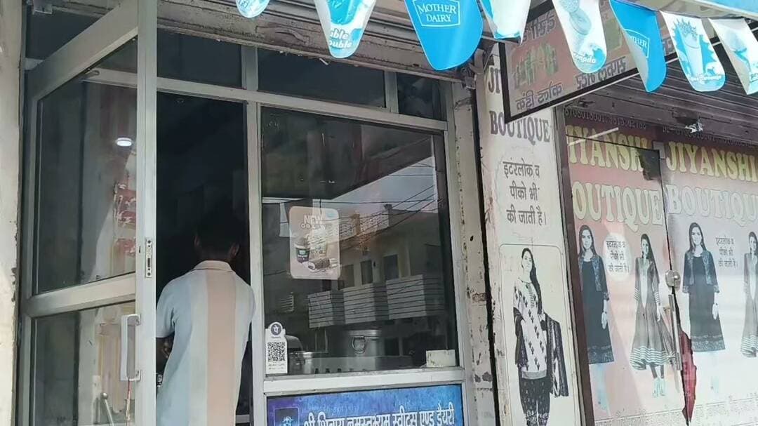 राजेश पायलट चौक के पास रात एक चोर ने दुकान की छत पर सीढ़ी लगाकर खिड़की का शीशा तोड़कर की चोरी दूसरी दुकान पार्लर मे भी की चोरी दो दुकानों में चोरी की हुई वारदात
मौके पर पहुंची पुलिस