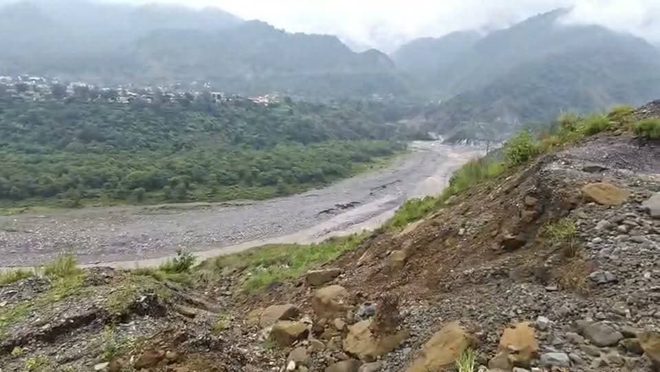 आज नाथूराम चौहान एनएच पांवटा शिलाई की हालत की दे रहे है जानकारी