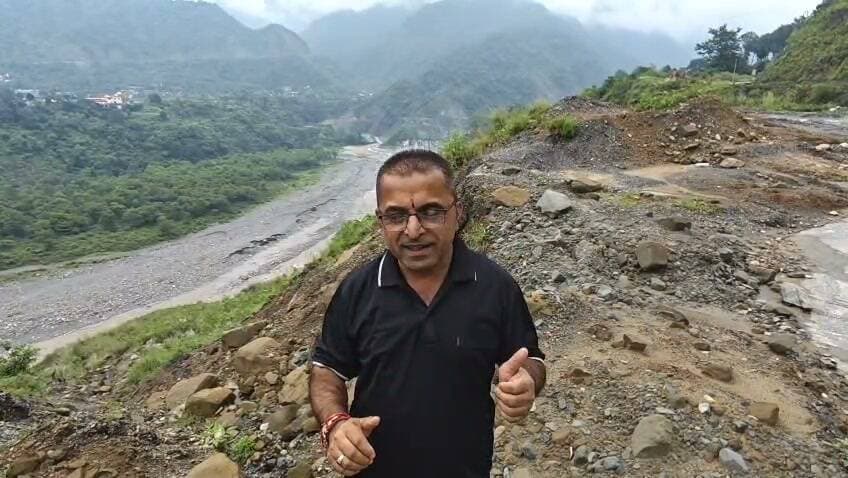 नाथुराम चौहान एनएच पांवटा शिलाई की हालात की जानकारी दे रहे है।
