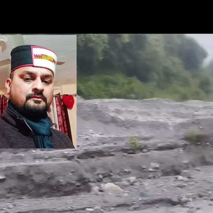 आंज भोज क्षेत्र के दिघाली गांव के समाजसेवी नितिन शर्मा ने पेश की मिसाल..अपनी जेसीबी भेजकर अम्बोया खड्ड पर बनाया जा रहा है रास्ता। भारी बारिश से मलबा आने पर रास्ते का मिट गया था नामोनिशान, हटवाल समेत कई गांव के लोगों कट गया था संपर्क