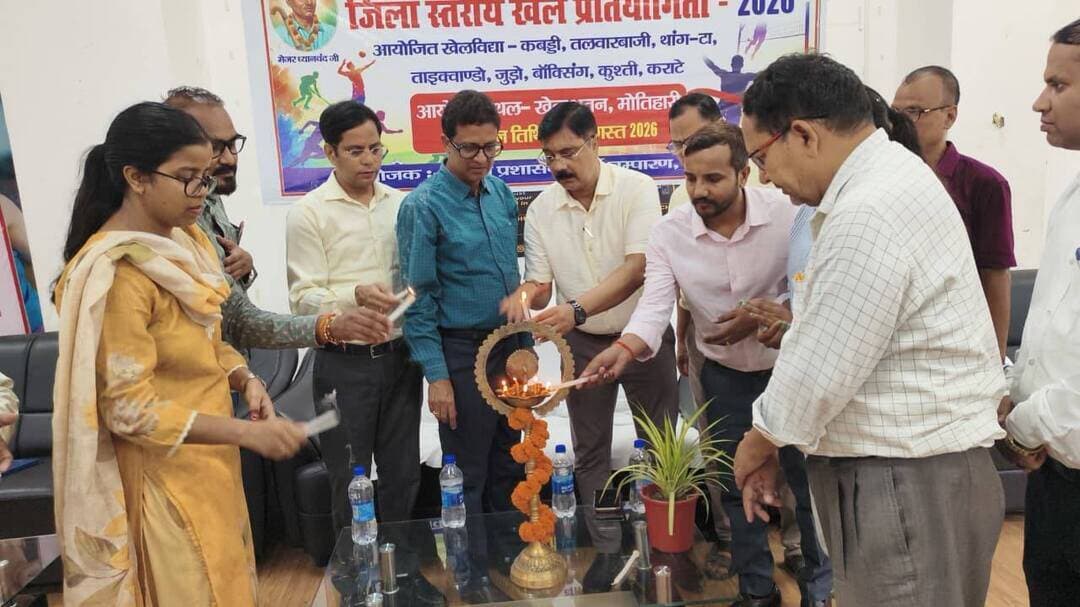 प्रेस विज्ञप्ति
पूर्वी चंपारण: राष्ट्रीय खेल दिवस पर 'बेटी बचाओ, बेटी पढ़ाओ' के तहत जिला स्तरीय खेल प्रतियोगिता का भव्य आयोजन।
हॉकी के जादूगर मेजर ध्यानचंद की जयंती (राष्ट्रीय खेल दिवस) के शुभ अवसर पर जिला प्रशासन, महिला एवं बाल विकास निगम तथा खेल विभाग, पूर्वी चंपारण के संयुक्त तत्वावधान में 'बेटी बचाओ, बेटी पढ़ाओ' योजना के अंतर्गत खेल भवन में एक दिवसीय बालक एवं बालिकाओं के बीच खेल प्रतियोगिता का आयोजन किया गया।
दीप प्रज्वलन एवं पुष्पांजलि
कार्यक्रम का औपचारिक शुभारंभ अपर समाहर्ता (राजस्व) श्री मुकेश कुमार सिन्हा, अपर समाहर्ता (लोक शिकायत निवारण) श्री शैलेन्द्र भारती, उप विकास आयुक्त डॉ प्रदीप कुमार, जिला सूचना एवं जनसंपर्क पदाधिकारी श्री ज्ञानेश्वर प्रकाश, जिला खेल पदाधिकारी श्री विकास कुमार भारती तथा जिला प्रोग्राम पदाधिकारी (ICDS) सुश्री निधि कुमारी द्वारा संयुक्त रूप से किया गया एवं सभी पदाधिकारियों को पौधा देकर सम्मानित किया गया । तत्पश्चात उपस्थित सभी पदाधिकारीयों ने मेजर ध्यानचंद के तैल चित्र पर माल्यार्पण व पुष्पांजलि अर्पित कर उन्हें नमन किया, जिसके पश्चात पारंपरिक दीप प्रज्वलन के साथ सभी खेल स्पर्धाओं का विधिवत उद्घाटन हुआ।
विभिन्न खेल स्पर्धाओं का आयोजन
बालक एवं बालिकाओं में आत्मरक्षा, शारीरिक क्षमता और खेल प्रतिभा को बढ़ावा देने के उद्देश्य से निम्नलिखित विधाओं में प्रतियोगिताओं का सफल संचालन किया गया:
पारंपरिक एवं मैदानी खेल: कबड्डी एवं थांग-टा (पारंपरिक मार्शल आर्ट)
कॉम्बैट एवं सेल्फ-डिफेंस स्पोर्ट्स: जुडो, कराटे, ताइक्वांडो, बॉक्सिंग, कुश्ती एवं तलवारबाजी (फेंसिंग)
*प्रशासनिक संदेश एवं उद्देश्य*
समारोह को संबोधित करते हुए जिला स्तरीय पदाधिकारियों ने संयुक्त रूप से कहा कि 'बेटी बचाओ, बेटी पढ़ाओ' पहल का मूल उद्देश्य बालिकाओं को शिक्षा के साथ-साथ खेलों के क्षेत्र में भी समान अवसर प्रदान करना है। आत्मरक्षात्मक खेलों से बेटियों में आत्मविश्वास का संचार होता है और वे राष्ट्रीय व अंतरराष्ट्रीय मंचों पर जिले का नाम रोशन करने के लिए प्रेरित होती हैं।
कार्यक्रम के समापन सत्र में उत्कृष्ट प्रदर्शन करने वाले प्रतिभावान बालकों एवं बालिकाओं को स्वर्ण, रजत, कांस्य पदक एवं विजेता उप विजेता टीम को ट्रॉफी देकर सम्मानित किया गया।
🏆 प्रतियोगिता परिणाम
1. कराटे
U-17 (40–45 किग्रा) — ग्येलशान खातून (प्रथम) | पिहू आर्या (द्वितीय)
U-14 (22–24 किग्रा) — आलिशा अहमद (प्रथम) | फलक फारूकी (द्वितीय) | सादिका कुमारी (तृतीय)
U-14 (35–40 किग्रा) — रश्मि अनमोल (प्रथम) | आलिशा खान (द्वितीय)
U-17 (45–50 किग्रा) — रानी कुमारी (प्रथम) | श्रेया सिंह (द्वितीय) | स्वर्णा कुमारी (तृतीय)
U-14 (25–30 किग्रा) — सना फातिमा (प्रथम) | नादिहा फ़राज़ (द्वितीय)
2. जूडो
बालक पार्ट-1 — दक्ष मिश्रा (प्रथम) | अविचल (द्वितीय) | अफजल रहमान (तृतीय)
बालक पार्ट-2 — आयुष कुमार (प्रथम) | अंकुश कुमार (द्वितीय) | केशव सिंह (तृतीय)
बालक पार्ट-3 — अनुभव प्रकाश (प्रथम) | अनुराग झा (द्वितीय) | जयंत कुमार (तृतीय)
बालिका पार्ट-1 — देवयांशी कुमारी (प्रथम) | रौशनी कुमारी (द्वितीय) | स्मृति जायसवाल (तृतीय)
बालिका पार्ट-2 — रिद्धि सिंह (प्रथम) | नम्रता गुप्ता (द्वितीय) | रोशनी कुमारी (तृतीय)
3. ताइक्वांडो
सीनियर 46–49 किग्रा — खुशबू कुमारी (प्रथम) | जानवी तनुजा (द्वितीय) | रेणु कुमारी (तृतीय)
जूनियर — सुरुचि कुमारी (प्रथम) | आरवनी राज (द्वितीय) | आयुषी कुमारी (तृतीय)
कैडेट बालिका — सुप्रिया रानी (प्रथम) | स्पर्श राज रात्रे (द्वितीय)
सब-जूनियर — आरोध्रया नान्या (प्रथम) | आयात अमान (द्वितीय)
4. कुश्ती
फ्रीस्टाइल 50 किग्रा — अमोल (प्रथम) | लव कुश (द्वितीय) | हरिशंकर (तृतीय)
फ्रीस्टाइल 65 किग्रा — आर्यन (प्रथम) | अंकित (द्वितीय) | साहेब (तृतीय)
फ्रीस्टाइल 74 किग्रा — रुद्रेश (प्रथम) | सौरभ (द्वितीय) | दिलशाद (तृतीय)
फ्रीस्टाइल 86 किग्रा — भास्कर (प्रथम) | जॉयेंद्र (द्वितीय) | राधेश्याम (तृतीय)
ग्रीको-रोमन 65 किग्रा — मनकुश (प्रथम) | रवि रंजन (द्वितीय)
ग्रीको-रोमन 74 किग्रा — अनुराग (प्रथम) | उदित (द्वितीय)
ग्रीको-रोमन 110 किग्रा — आदर्श (प्रथम) | रवि (द्वितीय)
5. बॉक्सिंग
वर्ग-1 — शशांक कुमार (प्रथम) | रोहित राज (द्वितीय)
वर्ग-2 — अभिषेक राज कुमार (प्रथम) | अभिषेक राज (द्वितीय)
वर्ग-3 — आदित्य अनमोल (प्रथम) | गोविंद कुमार (द्वितीय)
वर्ग-4 — मनीष कुमार (प्रथम) | मो. सलमान (द्वितीय)
वर्ग-5 — प्रिया कुमारी (प्रथम) | निक्की कुमारी (द्वितीय)
वर्ग-6 — आयशा खान (प्रथम) | गुलैया खातून (द्वितीय)
6. थांग-टा
स्टाइल-1 (बालक – 44 किग्रा) — हर्ष कुमार (प्रथम) | पुष्पेंद्र कुमार (द्वितीय) | शशांक कुमार (तृतीय)
स्टाइल-1 (बालक – 64 किग्रा) — रवि राजपूत (प्रथम) | अक्षत कुमार (द्वितीय) | निखिल कुमार (तृतीय)
स्टाइल-2 (बालक – 52 किग्रा) — रौशन कुमार (प्रथम) | अंश राजपूत (द्वितीय) | वर्धन दुबे (तृतीय)
7. कबड्डी
बालक (Boys) – फाइनल — ईस्ट चंपारण जिला कबड्डी एसोसिएशन (प्रथम) | खेल भवन (द्वितीय)
बालिका (Girls) – फाइनल — ईस्ट चंपारण जिला कबड्डी एसोसिएशन (प्रथम) | खेल भवन (द्वितीय)इस अवसर पर महिला एवं बाल विकास निगम के जिला परियोजना प्रबंधक, श्री वीरेंद्र राम, जिला मिशन समन्वयक निधि कुमारी, निर्भय कुमार, शैलेश कुमार, रितेश कुमार, ऋतिक कुमार, शशि प्रकाश यादव, खेल विभाग से रमेश कुमार एवं विभिन्न खेल संघों के प्रतिनिधि, प्रशिक्षक एवं बड़ी संख्या में खेल प्रेमी उपस्थित रहे।
Information & Public Relations Department, Government of Bihar ICDS Directorate Bihar