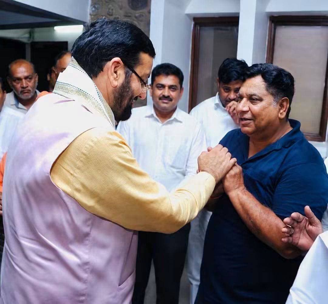 वह मिलते हैं प्यार से, सबकी सुनते हैं प्यार से और हर समस्या का समाधान भी पूरी आत्मीयता से निकालते हैं। 🙏🏻
कार्यकर्ताओं और आमजन को आखिर और क्या चाहिए, जब उनका नेतृत्व ऐसा हो जो हर किसी की बात को गंभीरता से सुने और उसके समाधान के लिए दिन-रात तत्पर रहे।
जी हाँ, हम बात कर रहे हैं हरियाणा के यशस्वी मुख्यमंत्री माननीय श्री नायब सिंह सैनी जी की, जो निरंतर जनता और कार्यकर्ताओं के बीच रहकर उनकी समस्याओं को सुन रहे हैं और उनके समाधान के लिए पूरी प्रतिबद्धता के साथ कार्य कर रहे हैं।
उनकी सरलता, सहजता, आत्मीय व्यवहार और कार्यशैली को देखकर वास्तव में मन प्रसन्न हो जाता है। निश्चित ही ऐसा जनसेवक नेतृत्व हरियाणा के लिए गर्व की बात है।
जनता की सेवा, समस्याओं का समाधान और सबका सम्मान—यही है सच्चे जननेता की पहचान। 🙏🏻🚩
माननीय मुख्यमंत्री श्री नायब सिंह सैनी जी का यही जनसेवा भाव उन्हें सभी के दिलों से जोड़ता है। 🌹🙏🏻