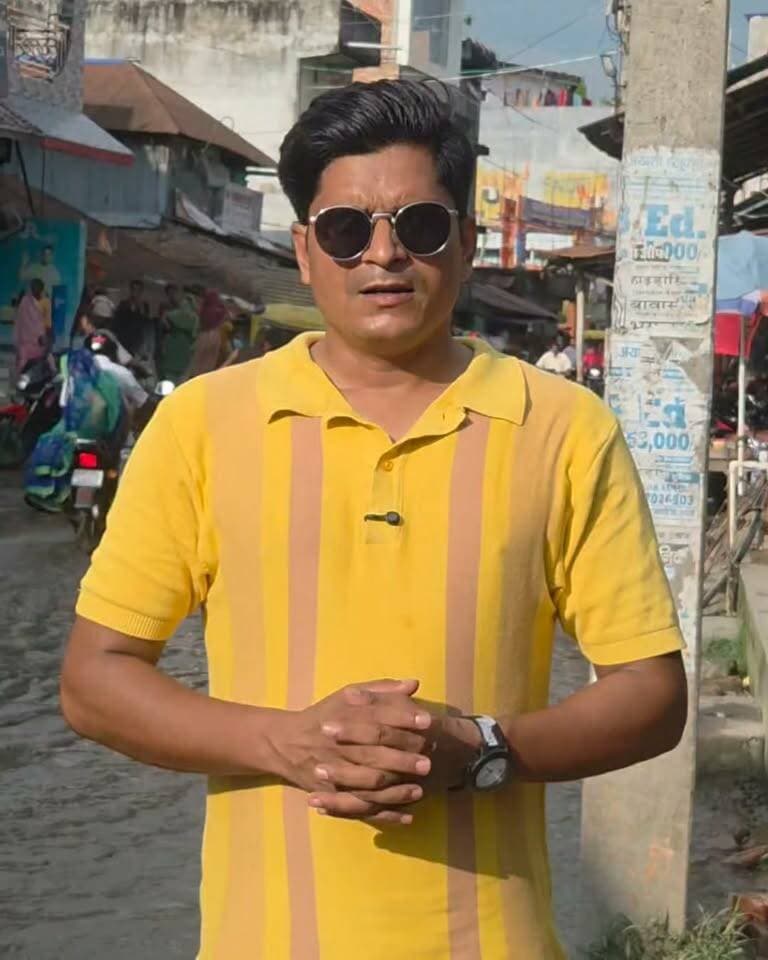 सड़क पर गड्ढे या गड्ढों में सड़क? मदनपुर बाजार में जलजमाव से बढ़ी परेशानी