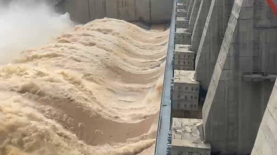 कनहर डैम का जलस्तर 262.300 मीटर के पार, दस गेटों से छोड़ा जा रहा पानी