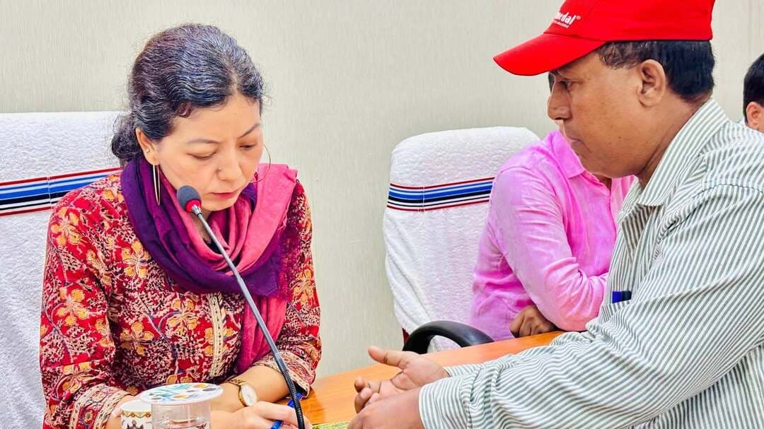 जनता दरबार में 34 शिकायतों की हुई सुनवाई, अधिकारियों को त्वरित निष्पादन का निर्देश
जहानाबाद: आमजनों की समस्याओं के त्वरित एवं प्रभावी समाधान को लेकर सोमवार, 31 अगस्त को जिला पदाधिकारी श्रीमती छिरिङ वाई भूटिया की अध्यक्षता में जिला स्तरीय जनता दरबार का आयोजन किया गया। जनता दरबार में विभिन्न विभागों से संबंधित कुल 34 आवेदन एवं शिकायतें प्राप्त हुईं। डीएम ने सभी मामलों की गंभीरता से सुनवाई करते हुए संबंधित पदाधिकारियों को जांच कर नियमानुसार समयबद्ध एवं गुणवत्तापूर्ण कार्रवाई करने का निर्देश दिया।
जनता दरबार में दिव्यांगता प्रमाण-पत्र, वाहन अनुबंध विस्तार, जमीन पर कब्जा दिलाने, नाली-गली निर्माण, जन वितरण प्रणाली, ट्रांसफार्मर लगाने, पक्की सड़क निर्माण, आवास उपलब्ध कराने, विकास मित्र नियोजन, चापाकल बोरिंग, नल-जल योजना की खराबी, नाली-गली की सफाई एवं मरम्मत, दुकान पर कब्जा, विद्युत विपत्र सुधार, भूमि विवाद, परिमार्जन एवं जमीन की नापी समेत कई मामले सामने आए।
दिव्यांगता प्रमाण-पत्र से संबंधित मामले में सिविल सर्जन को आवश्यक कार्रवाई का निर्देश दिया गया। वाहन अनुबंध विस्तार के मामले में जिला पशुपालन पदाधिकारी तथा जमीन पर कब्जा दिलाने से संबंधित शिकायत में संबंधित अंचल अधिकारी को जांच कर कार्रवाई करने को कहा गया।
जन वितरण प्रणाली से जुड़ी दोनों शिकायतों की जांच के निर्देश संबंधित पदाधिकारी को दिए गए। वहीं, ट्रांसफार्मर लगाने और विद्युत विपत्र में सुधार से संबंधित मामलों में विद्युत विभाग को आवश्यक कार्रवाई करने को कहा गया। पक्की सड़क निर्माण के मामले में पथ निर्माण विभाग तथा विकास मित्र नियोजन के मामले में जिला कल्याण पदाधिकारी को नियमानुसार कार्रवाई करने का निर्देश दिया गया।
चापाकल बोरिंग एवं नल-जल योजना की खराबी से संबंधित शिकायतों पर लोक स्वास्थ्य अभियंत्रण विभाग को स्थल जांच कर आवश्यक कार्रवाई करने को कहा गया। नाली-गली निर्माण, सफाई एवं मरम्मत से जुड़े मामलों में संबंधित स्थानीय पदाधिकारियों को जांच कर समाधान सुनिश्चित करने का निर्देश दिया गया। दुकान पर कब्जा से संबंधित शिकायत में अनुमंडल पदाधिकारी को नियमानुसार कार्रवाई करने को कहा गया।
भूमि विवाद से जुड़े दोनों मामलों में भूमि सुधार उप समाहर्ता को नियमानुसार सुनवाई एवं निष्पादन का निर्देश दिया गया। वहीं, परिमार्जन, जमीन पर कब्जा और भूमि नापी से संबंधित मामलों में राजस्व पदाधिकारियों को अभिलेखों की जांच एवं स्थल सत्यापन कर समयबद्ध कार्रवाई करने को कहा गया।
डीएम ने अधिकारियों को निर्देश दिया कि जनता दरबार में प्राप्त शिकायतों का गंभीरता एवं संवेदनशीलता के साथ निष्पक्ष जांच करते हुए तार्किक, पारदर्शी और गुणवत्तापूर्ण निष्पादन सुनिश्चित करें। उन्होंने कहा कि किसी भी स्तर पर अनावश्यक विलंब नहीं होना चाहिए और सभी पदाधिकारी शिकायतों की नियमित समीक्षा कर शीघ्र समाधान सुनिश्चित करें।
उन्होंने कहा कि “सबका सम्मान–जीवन आसान” की भावना के अनुरूप आमजनों की समस्याओं का संवेदनशील, पारदर्शी, समयबद्ध एवं गुणवत्तापूर्ण समाधान जिला प्रशासन की प्राथमिकता है।
जनता दरबार में उप विकास आयुक्त, अपर समाहर्ता, अपर समाहर्ता विशेष कार्यक्रम, अपर समाहर्ता विभागीय जांच सहित सभी जिला स्तरीय पदाधिकारी उपस्थित रहे।