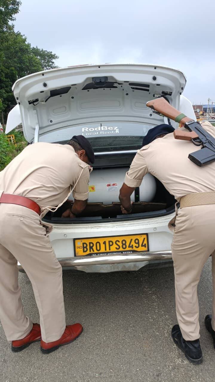 सघन वाहन जांच अभियान में संदिग्ध गतिविधियों पर पुलिस की पैनी नजर
जहानाबाद: पुलिस अधीक्षक, जहानाबाद के निर्देशन में सोमवार, 31 अगस्त की सुबह जिले के सभी थाना क्षेत्रों में विशेष समकालीन अभियान के तहत व्यापक सघन वाहन जांच एवं रोको-टोको अभियान चलाया गया।
अभियान के दौरान प्रमुख चौक-चौराहों, संवेदनशील स्थलों और महत्वपूर्ण मार्गों पर पुलिस टीमों ने वाहनों की गहन जांच की। इस दौरान वाहन चालकों के कागजात, संदिग्ध गतिविधियों और आवागमन करने वाले लोगों पर विशेष निगरानी रखी गई।
पुलिस ने संदिग्ध व्यक्तियों से पूछताछ करते हुए आपराधिक गतिविधियों पर अंकुश लगाने के लिए क्षेत्र में सतर्कता बढ़ाई। अभियान का उद्देश्य जिले में कानून-व्यवस्था को मजबूत बनाए रखना तथा अपराध एवं असामाजिक गतिविधियों की रोकथाम सुनिश्चित करना है।
पुलिस अधिकारियों ने बताया कि जिले में इस तरह के जांच एवं रोको-टोको अभियान आगे भी जारी रहेंगे।
