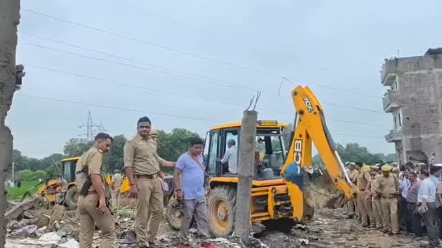 पटाखा गोदाम में भीषण धमाका, 11 की मौत
कौशांबी में पिपरी-पुरामुफ्ती थाना सीमा पर पटाखा गोदाम में जोरदार विस्फोट हो गया। धमाके से आसपास के कई मकान क्षतिग्रस्त हो गए। हादसे में 11 लोगों की मौत और 20 से अधिक लोगों के घायल होने की सूचना है। घायलों को प्रयागराज के SRN अस्पताल भेजा गया है। मौके पर पुलिस-प्रशासन की टीम राहत एवं बचाव कार्य में जुटी है। मलबे में और लोगों के दबे होने की आशंका है।
अजय कुमार
KAUSHAMBI VOICE