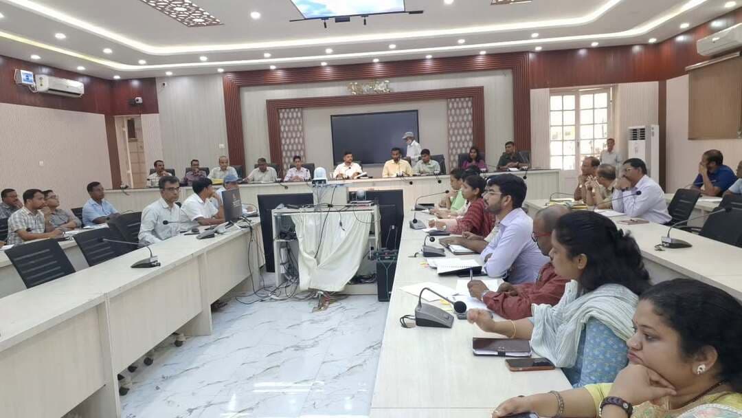 समाहरणालय पूर्णिया,
जनसंपर्क कार्यालय,
प्रेस विज्ञप्ति:-1243,
दिनांक:-31/8/2026,
==================
पूर्णिया जिला प्रशासन की पहल:- प्रत्येक गुरुवार को अनुसूचित जाति टोलों में आयोजित होगा 'श्री गुरु संत रविदास विकास शिविर'
27 अगस्त 2026 से 15 फरवरी 2027 तक चलेगा विशेष अभियान, पात्र लाभुकों को मिलेगा सीधा लाभ।
जिला पदाधिकारी श्री अंशुल कुमार (भा०प्र०से०) द्वारा साप्ताहिक समीक्षा बैठक में अधिकारियों को दिया गया कई आवश्यक निर्देश।
जिला पदाधिकारी, पूर्णिया श्री अंशुल कुमार (भा०प्र०से०) की अध्यक्षता में सोमवार को महानंदा सभागार में विभागीय अधिकारियों के साथ साप्ताहिक समीक्षा बैठक का आयोजन किया गया।
समीक्षा के दौरान जिला पदाधिकारी ने जानकारी दी कि 27 अगस्त 2026 से 15 फरवरी 2027 तक प्रत्येक गुरुवार को जिले के सभी अनुसूचित जाति टोलों में 'श्री गुरु संत रविदास विकास शिविर' का आयोजन किया जा रहा है।
जिला पदाधिकारी महोदय द्वारा स्पष्ट निर्देश दिया गया कि इन शिविरों में नोडल पदाधिकारी, वरीय अधिकारी एवं सभी संबंधित विभागीय अधिकारी अनिवार्य रूप से उपस्थित रहेंगे।
जन कल्याणकारी योजनाओं से आच्छादित करने का लक्ष्य:---
जिला पदाधिकारी महोदय द्वारा कहा गया कि इन विकास शिविरों का मुख्य उद्देश्य सरकार की जनकल्याणकारी योजनाओं का लाभ पात्र लाभुकों को उनके घर के निकट उपलब्ध कराना है।
शिविर के माध्यम से प्रमुख सुविधाओं एवं योजनाओं का लाभ प्रदान किया जाएगा क्रमशः:-
सामाजिक सुरक्षा एवं दस्तावेज:- राशन कार्ड, जन्म एवं मृत्यु प्रमाण-पत्र, आधार कार्ड निर्माण।
स्वास्थ्य एवं आवास:-- आयुष्मान भारत/स्वास्थ्य कार्ड, स्वास्थ्य जांच शिविर, प्रधानमंत्री आवास योजना, वासभूमि/बंदोबस्ती।
शिक्षा एवं कौशल विकास:- औपचारिक शिक्षा हेतु विद्यालय नामांकन, आंगनबाड़ी सेवाएं, कुशल युवा कार्यक्रम/कौशल विकास, मुख्यमंत्री निश्चय स्वयं सहायता भत्ता योजना।
रोजगार एवं कल्याण:- श्रम कार्ड, बिहार भवन एवं अन्य सन्निर्माण कर्मकार कल्याण बोर्ड में निबंधन, प्रधानमंत्री उज्ज्वला योजना।
जिला पदाधिकारी महोदय ने जिला कल्याण पदाधिकारी को शिविर आयोजन की सभी आवश्यक तैयारियां समयबद्ध तरीके से सुनिश्चित करने का निर्देश दिया।
बैठक में उप विकास आयुक्त श्री अंजनि कुमार, अपर समाहर्ता, अपर समाहर्ता (आपदा प्रबंधन, विधि-व्यवस्था, विभागीय जांच), जिला लोक शिकायत निवारण पदाधिकारी, जिला शिक्षा पदाधिकारी, जिला आपूर्ति पदाधिकारी, जिला कोषागार पदाधिकारी एवं संबंधित कार्यपालक अभियंता उपस्थित थे और प्रखंड एवं अनुमंडल स्तर के अध