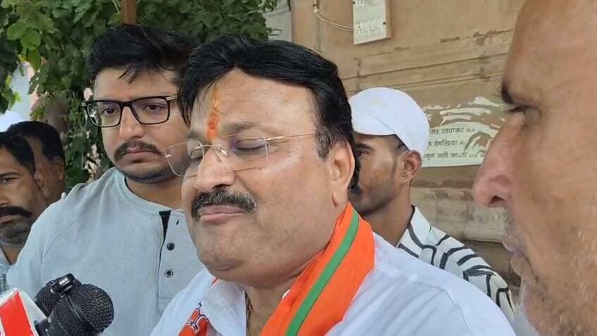 बीकानेर नगर निकाय चुनाव-2026
वार्ड 73 से भाजपा प्रत्याशी दीपक पारीक ने दाखिल किया नामांकन
पार्टी और संगठन का जताया आभार, बोले—मुकाबला कितना भी कड़ा हो, जनता और संगठन का साथ मेरे साथ
बीकानेर। नगर निकाय चुनाव-2026 को लेकर राजनीतिक गतिविधियां तेज हो गई हैं। वार्ड नंबर 73 से भारतीय जनता पार्टी के प्रत्याशी दीपक पारीक ने सोमवार को अपना नामांकन दाखिल किया।
नामांकन के बाद पारीक ने भाजपा के शीर्ष नेतृत्व, पार्टी संगठन एवं कार्यकर्ताओं का आभार जताया। उन्होंने कहा कि पार्टी ने उन पर जो विश्वास जताया है, उसके लिए वे संगठन के आभारी हैं और पूरी निष्ठा के साथ चुनाव मैदान में उतरेंगे।
दीपक पारीक ने कहा, “मुकाबला भले ही कितना ही कड़ा क्यों न हो, पार्टी संगठन और वार्ड की जनता का साथ मेरे साथ है। जनता का आशीर्वाद और कार्यकर्ताओं की मेहनत निश्चित रूप से हमारी ताकत बनेगी।”
उन्होंने वार्ड के विकास और आमजन की समस्याओं के समाधान को प्राथमिकता बताते हुए कहा कि चुनाव जीतने के बाद वार्डवासियों की उम्मीदों पर खरा उतरने के लिए पूरी ईमानदारी और सक्रियता से कार्य किया जाएगा।
नामांकन के दौरान भाजपा कार्यकर्ताओं एवं समर्थकों में उत्साह देखने को मिला।
खबर वही, जो सबसे पहले आप तक पहुंचे ! ताज़ा अपडेट के लिए JBN NEWS BIKANER को Follow करना न भूलें। 👍
#jbnnewsbikaner #nagariyachunaw2026 #bikaner #bikanernews