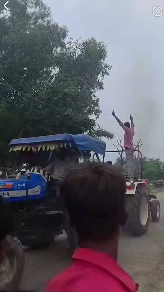 *शाहजहांपुर में ट्रैक्टरों की ताकत का कॉम्पीटिशन, VIDEO:* जंजीर से बांधकर खींचा, लोग पीछे-पीछे भागे, पुलिस ने जांच शुरू की
https://dainik.bhaskar.com/uMdfYbr225b?ref=MjA1MjQ2MTQ2NTQ1MDU0MTA1Ng%3D%3D
