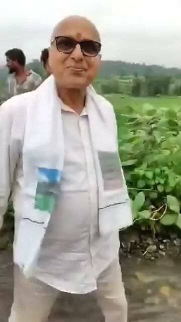 🚨 सीधी-सिंगरौली मार्ग पर संकट के बीच सांसद का खाखन पुल निरीक्षण
सीधी-सिंगरौली सांसद डॉ. राजेश मिश्रा ने खाखन पुल का मौके पर पहुंचकर निरीक्षण किया। लगातार बारिश के बाद खाखन नदी में उफान आने से पुल और सीधी-सिंगरौली NH-39 पर आवागमन प्रभावित हुआ है।
निरीक्षण के दौरान सांसद ने क्षतिग्रस्त पुलिया और आवागमन की स्थिति का जायजा लिया। अब सवाल यह है कि पुल की स्थिति को लेकर सांसद ने मौके पर क्या कहा और लोगों की परेशानी दूर करने के लिए क्या आश्वासन दिया?
सांसद डॉ. राजेश मिश्रा ने क्या कहा—सुनिए...