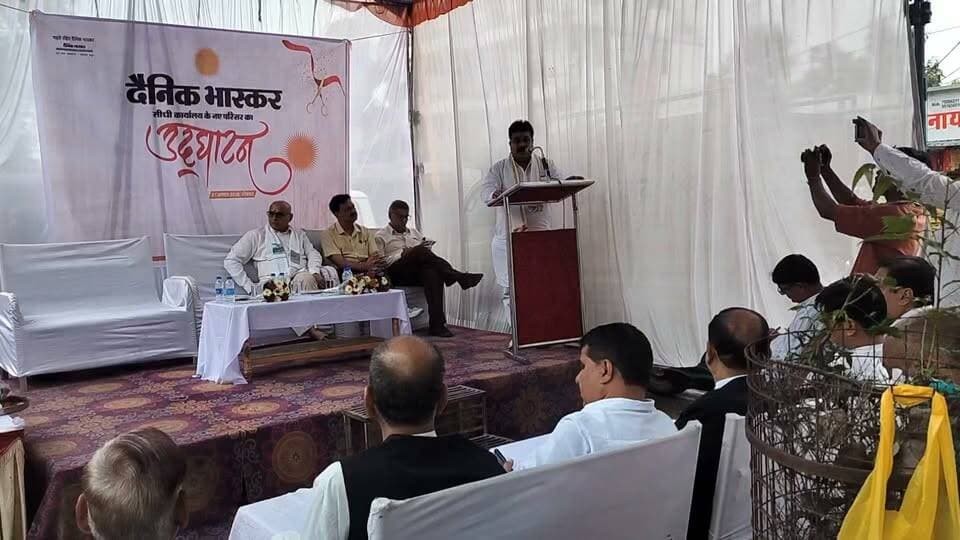 सीधी में दैनिक भास्कर के नए कार्यालय का हुआ शुभारंभ
सांसद डॉ. राजेश मिश्रा एवं जिला कांग्रेस अध्यक्ष जान सिंह चौहान रहे मुख्य अतिथि, गणमान्य नागरिकों और क्षेत्रवासियों की रही मौजूदगी
सीधी। जिले में पत्रकारिता के क्षेत्र में एक नए अध्याय की शुरुआत करते हुए दैनिक भास्कर के नवीन कार्यालय का उद्घाटन कार्यक्रम आयोजित किया गया। कार्यक्रम में सीधी सांसद डॉ. राजेश मिश्रा एवं जिला कांग्रेस अध्यक्ष जान सिंह चौहान मुख्य अतिथि के रूप में उपस्थित रहे।
उद्घाटन समारोह में जिले के विभिन्न क्षेत्रों से आए गणमान्य नागरिकों, जनप्रतिनिधियों, सामाजिक कार्यकर्ताओं एवं स्थानीय जनता ने सहभागिता की। इस दौरान उपस्थित अतिथियों ने दैनिक भास्कर के नए कार्यालय के शुभारंभ पर शुभकामनाएं देते हुए क्षेत्र में निष्पक्ष एवं जनसरोकार से जुड़ी पत्रकारिता को और मजबूती मिलने की उम्मीद जताई।
कार्यक्रम के दौरान अतिथियों एवं उपस्थित लोगों ने मीडिया की भूमिका पर भी अपने विचार साझा किए। वक्ताओं ने कहा कि लोकतंत्र में पत्रकारिता समाज की समस्याओं को शासन-प्रशासन तक पहुंचाने और जनता की आवाज को मजबूती देने का महत्वपूर्ण माध्यम है।
नवीन कार्यालय के शुभारंभ को लेकर स्थानीय स्तर पर भी उत्साह देखने को मिला। कार्यक्रम में मौजूद लोगों ने दैनिक भास्कर परिवार को नई शुरुआत के लिए बधाई एवं शुभकामनाएं दीं।